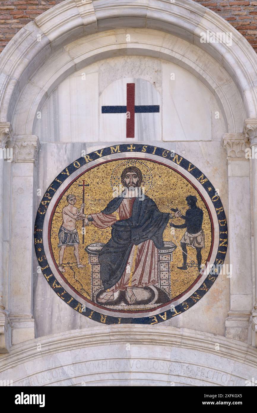 Cristo tra due schiavi liberati - mosaico del XIII secolo di Lorenzo Cosmati. San Tommaso a Formis sul colle celiano. Roma, Italia Foto Stock