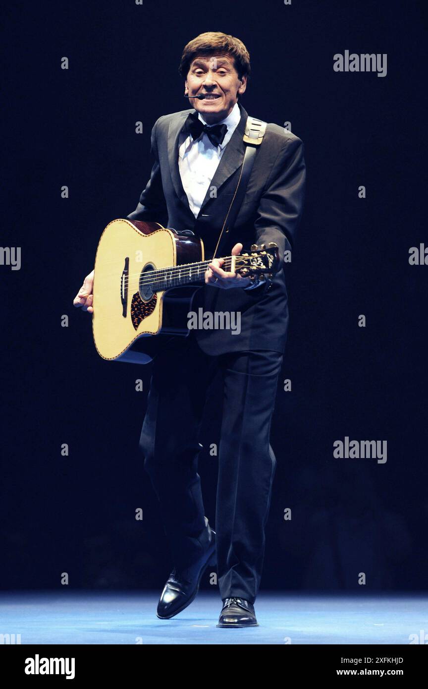 Milano Italia 03/04/2008: Gianni Morandi, famoso cantante italiano, durante il concerto dal vivo al Palatenda di Piazzale Cuoco Foto Stock