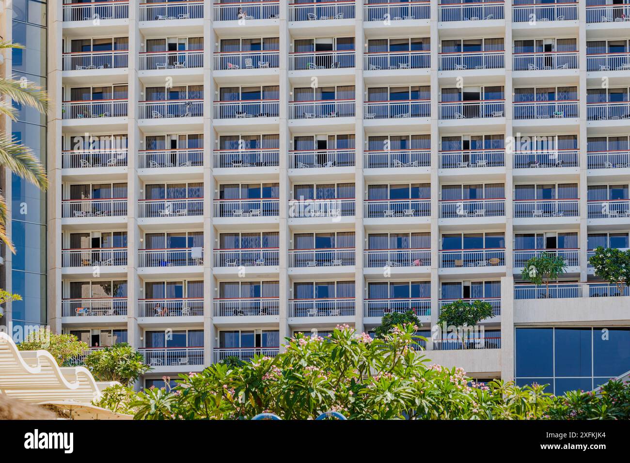 Il Dan Hotel a Eilat, Israele, è un hotel di lusso sulla costa del Mar Rosso. Alberi sui balconi. Concetto ecologico urbano Foto Stock