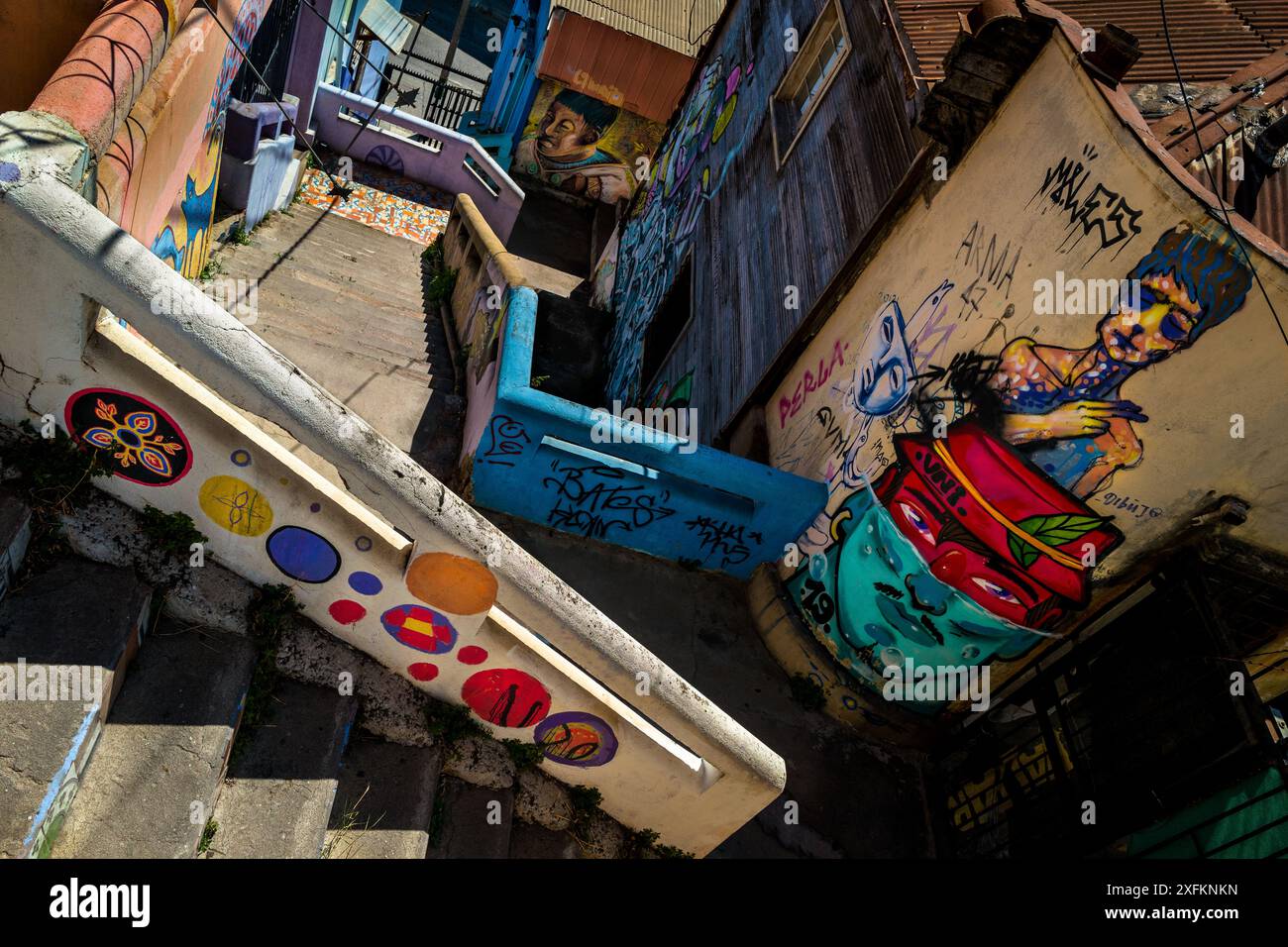 La scalinata Escalera Mondaca, decorata con opere d'arte graffiti, si trova sulla collina di Cerro Panteón a Valparaíso, in Cile. Foto Stock