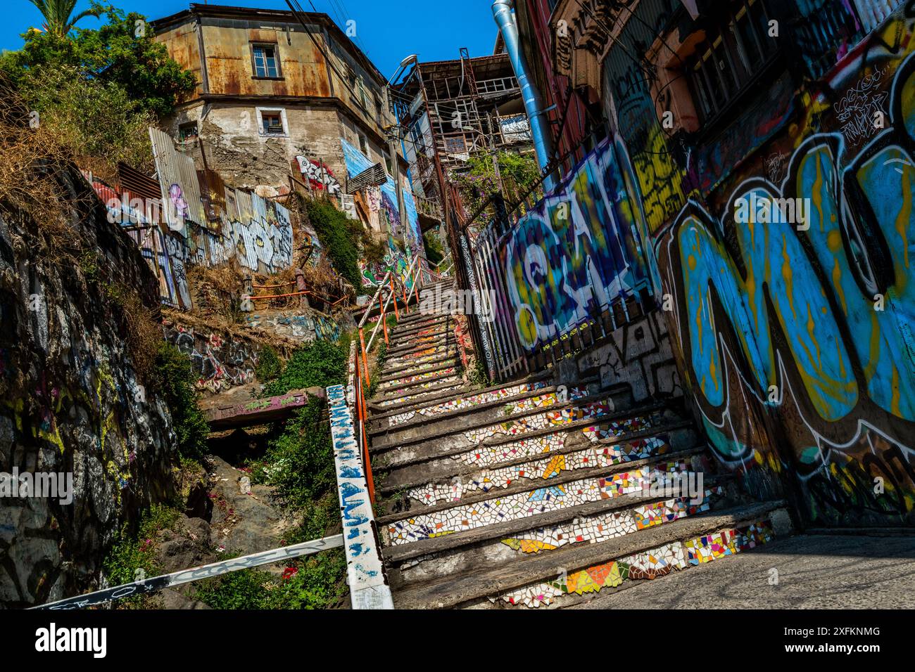 La scalinata Escalera Héctor Calvo, decorata con opere d'arte graffiti e piastrelle di ceramica, si trova sulla collina di Cerro Bellavista a Valparaíso, Cile. Foto Stock