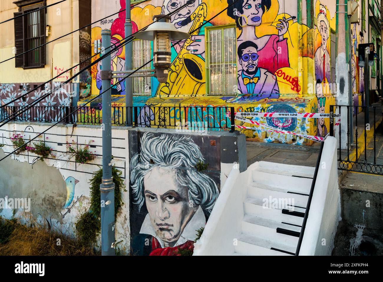 La scalinata per piano di Escalera, circondata da graffiti e opere murali, è visibile sulla collina di Cerro Concepción a Valparaíso, Cile. Foto Stock