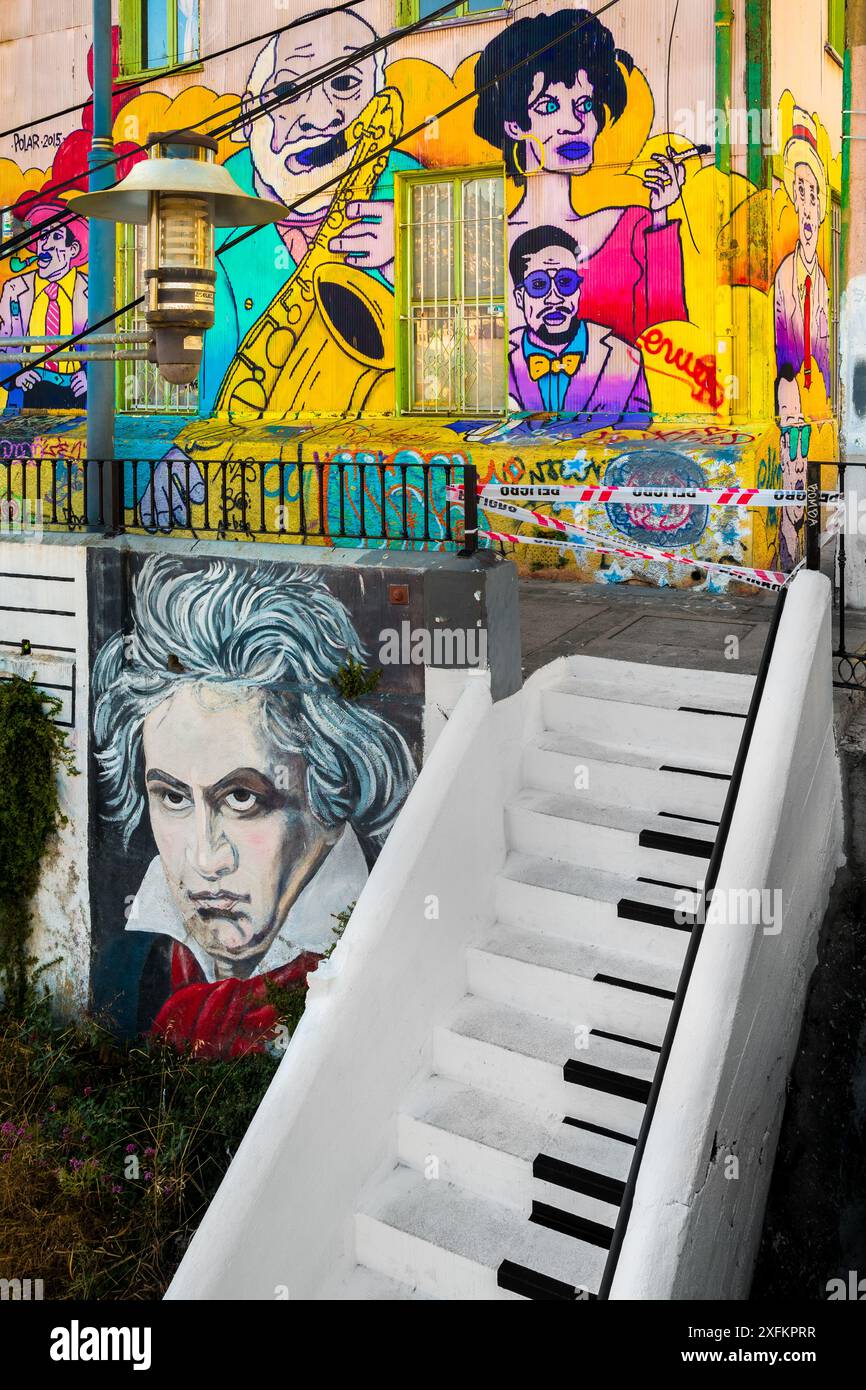 La scalinata per piano di Escalera, circondata da graffiti e opere murali, è visibile sulla collina di Cerro Concepción a Valparaíso, Cile. Foto Stock