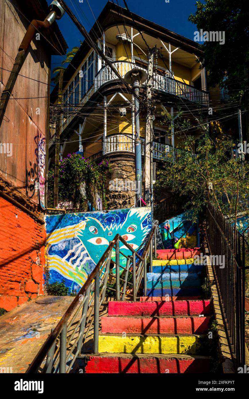 La scala Escalera de Colores, decorata con opere murali, è visibile sulla collina di Cerro Concepción a Valparaíso, Cile. Foto Stock