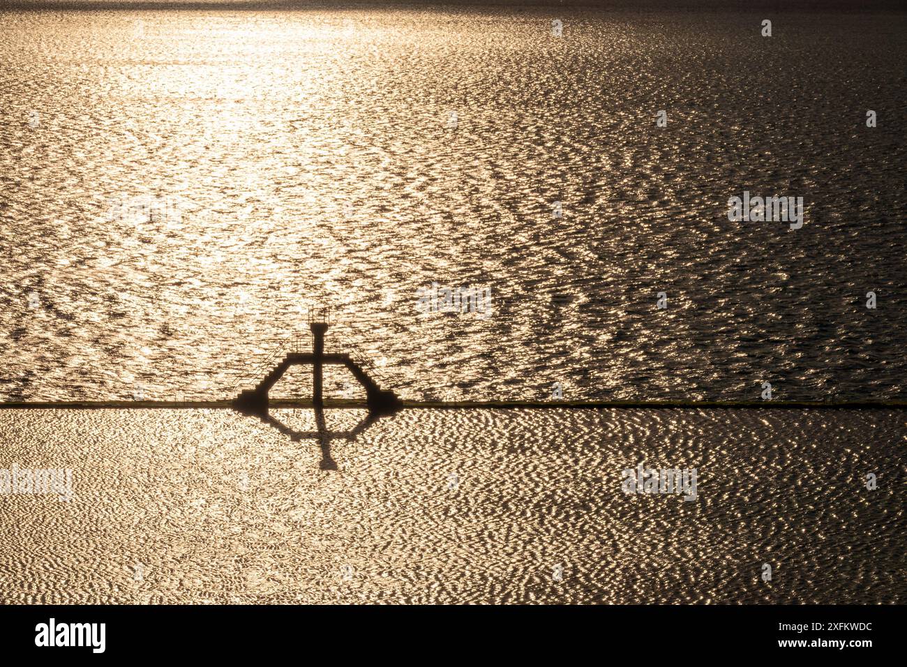 Trampolino della famosa piscina con maree di acqua di mare Bon-Secours a St Malo al tramonto, llle-et-Vilaine, Bretagna, Francia. Fotogr. Minimo astratto Foto Stock