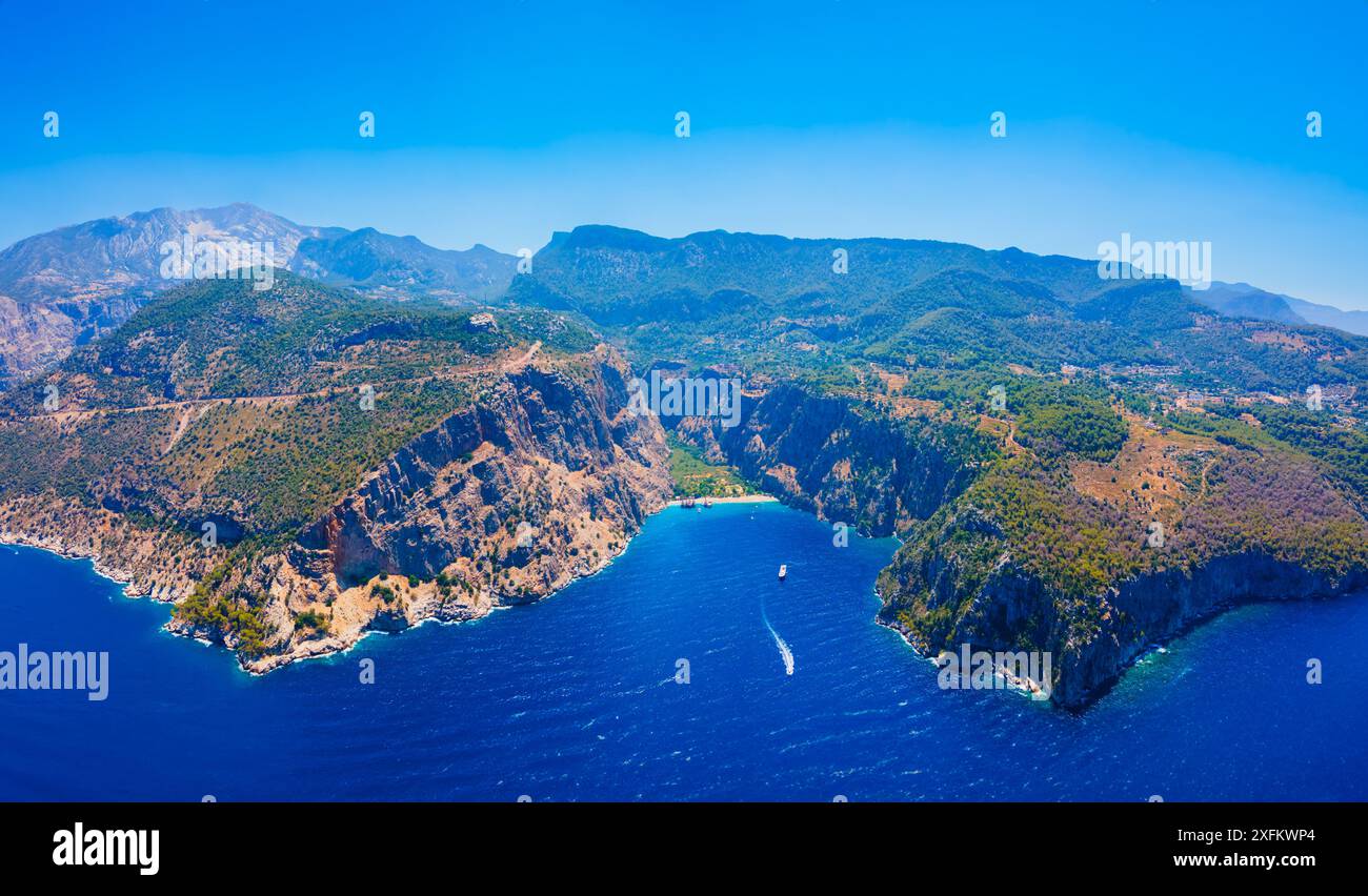 Vista panoramica aerea di Butterfly Beach o Kelebekler Vadisi. Butterfly Beach è una bellissima spiaggia vicino al villaggio di Oludeniz, distretto di Fethiye in Turchia. Foto Stock