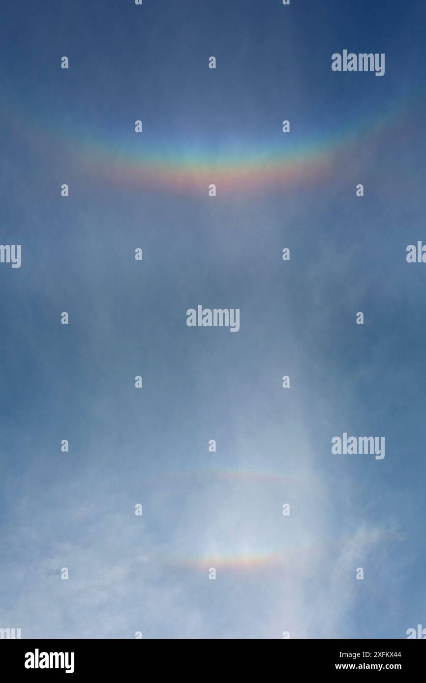 Serie di "arcobaleni" causati da cristalli di ghiaccio in alta nube che rifrangono la luce del sole che tramonta. Surrey, Inghilterra, Regno Unito, aprile. Foto Stock