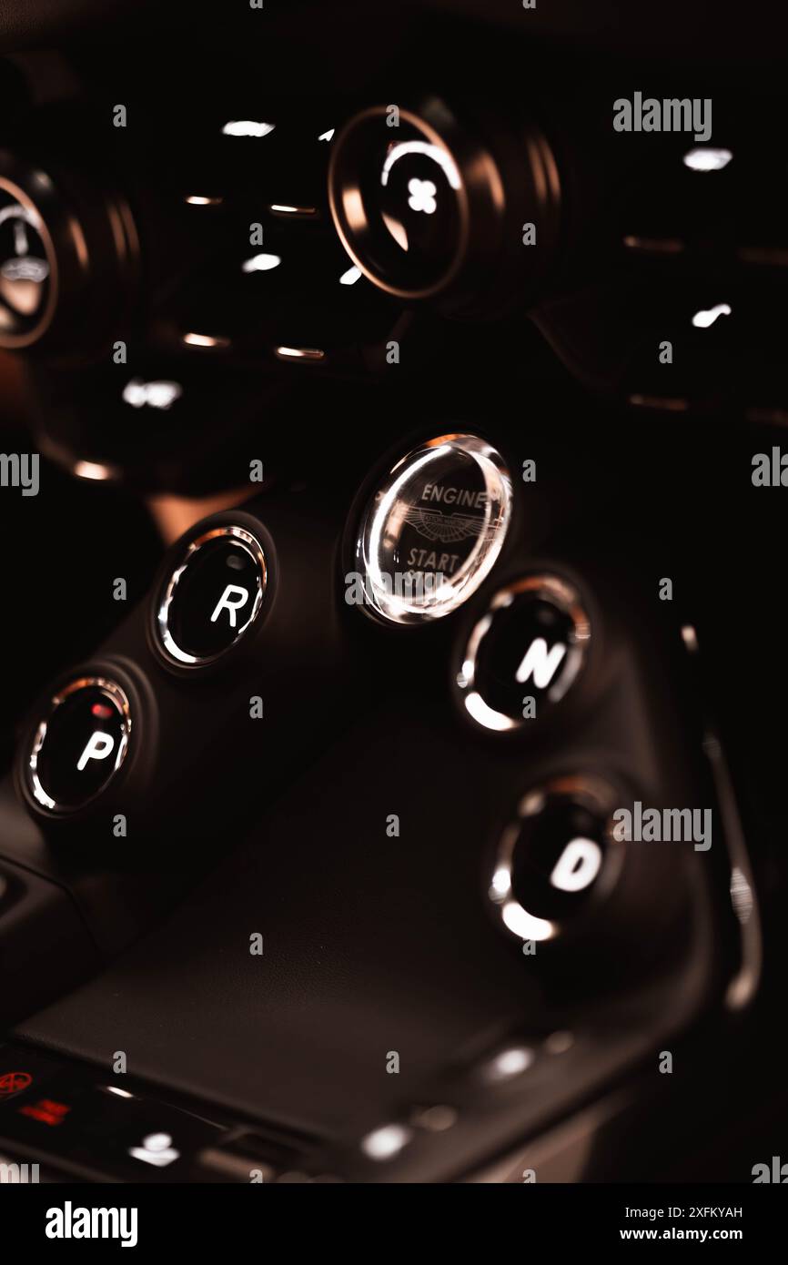 Dettaglio del pulsante di avviamento del motore e del selettore del cambio della console centrale Aston Martin Vantage, dettagli interni Luxury Sportscar, alta risoluzione Foto Stock