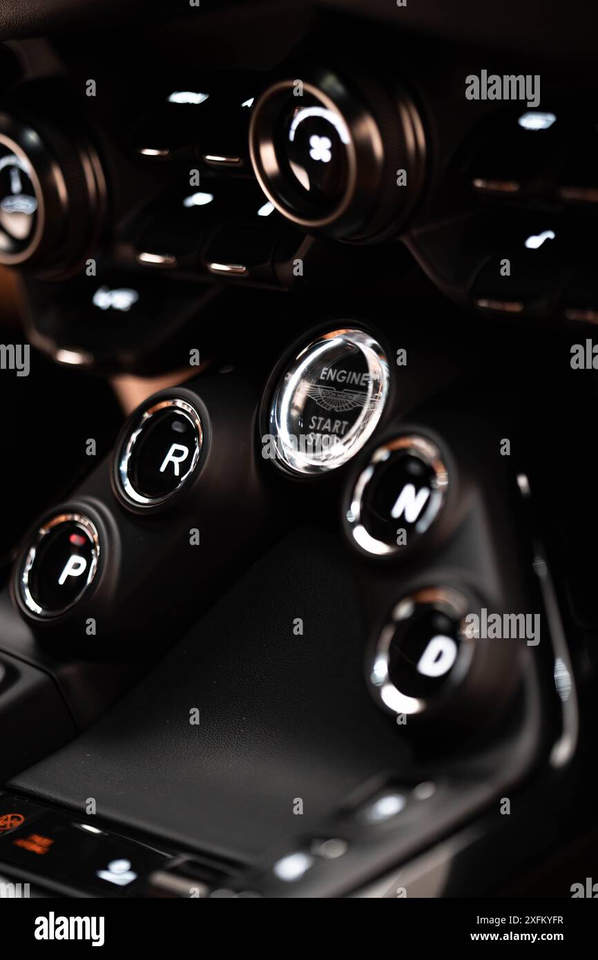 Dettaglio del pulsante di avviamento del motore e del selettore del cambio della console centrale Aston Martin Vantage, dettagli interni Luxury Sportscar, alta risoluzione Foto Stock
