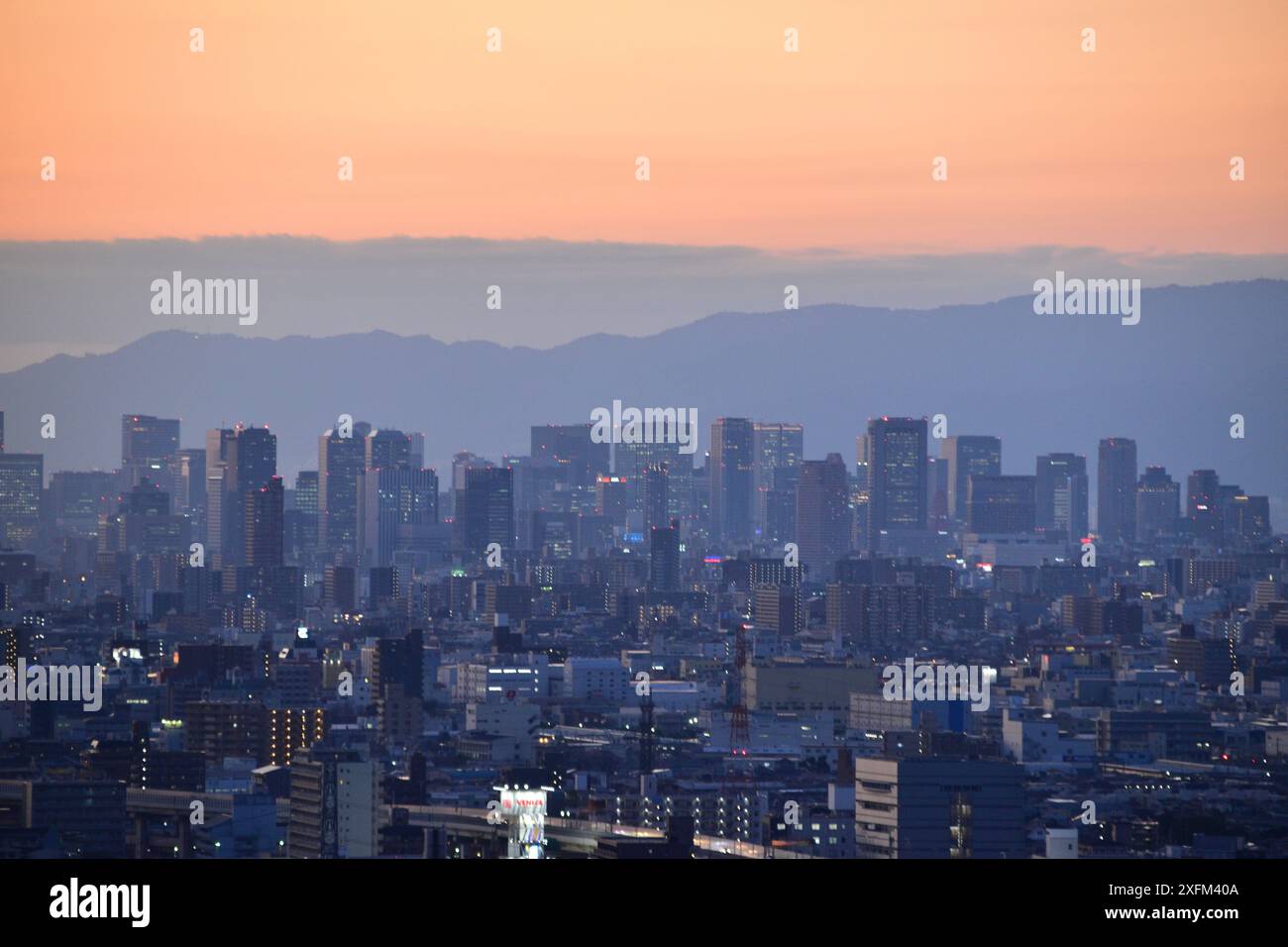 Skyline di Osaka in serata Foto Stock