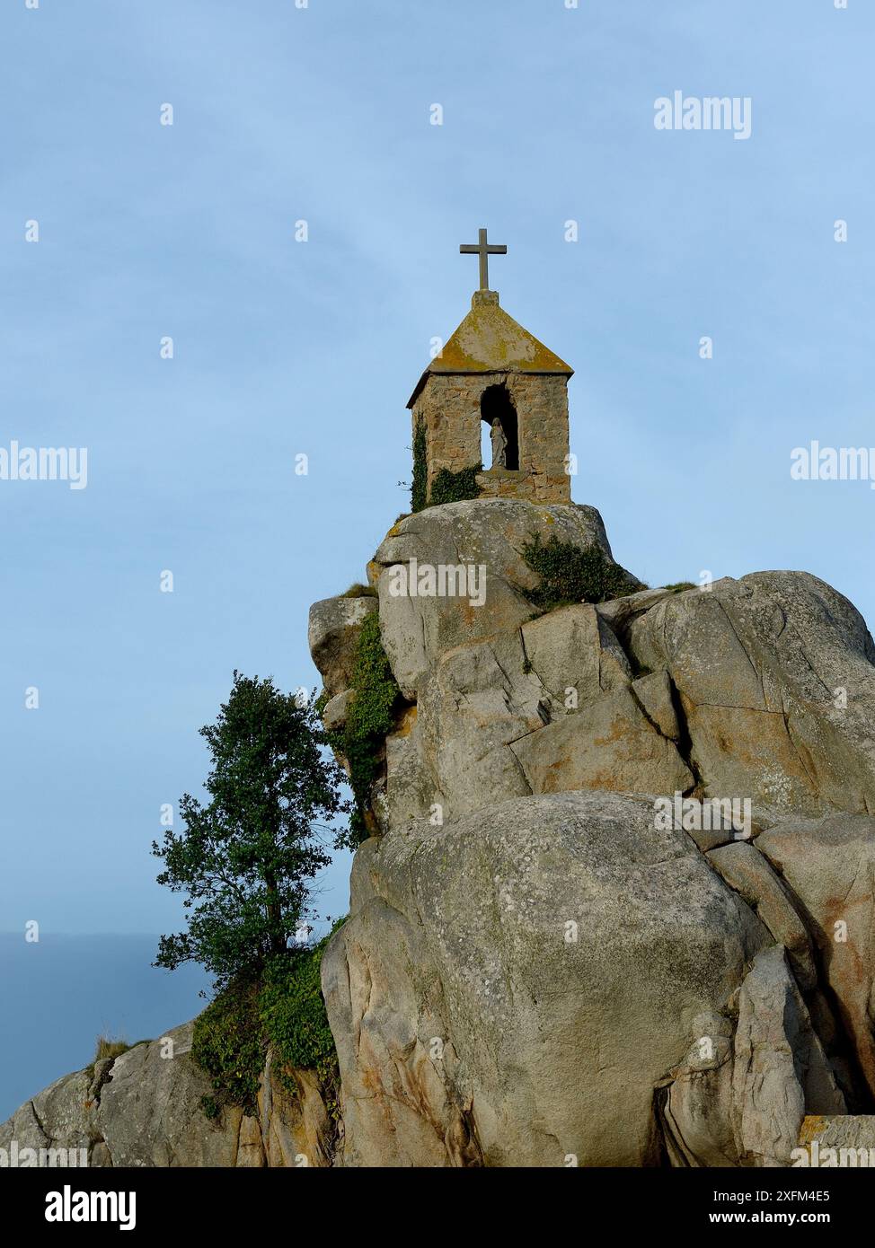 Rocher de la chiesa Sentinelle, Port Blanc, Cotes d'Armor Bretagna, Francia Foto Stock