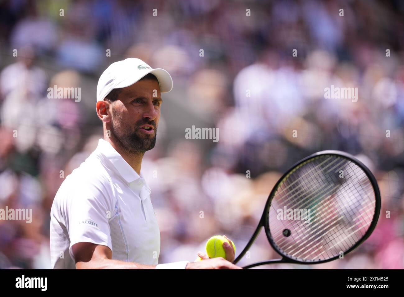 Il serbo Novak Djokovic serve la palla al britannico Jacob Feamley durante la loro partita di tennis maschile il quarto giorno dei Campionati di Wimbledon 2024 all'All England Lawn Tennis and Croquet Club di Wimbledon, a sud-ovest di Londra, il 4 luglio 2024. (MB Media) credito: MB Media Solutions/Alamy Live News Foto Stock