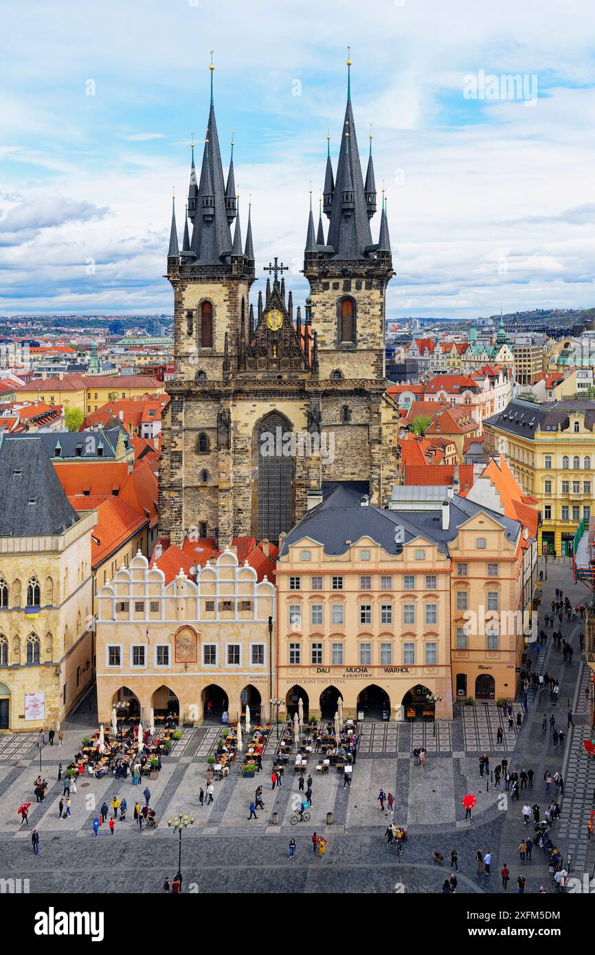 Madre di Dio davanti alla chiesa di Tyn durante un festival popolare, Piazza della città Vecchia, Praga, Boemia, Repubblica Ceca Foto Stock