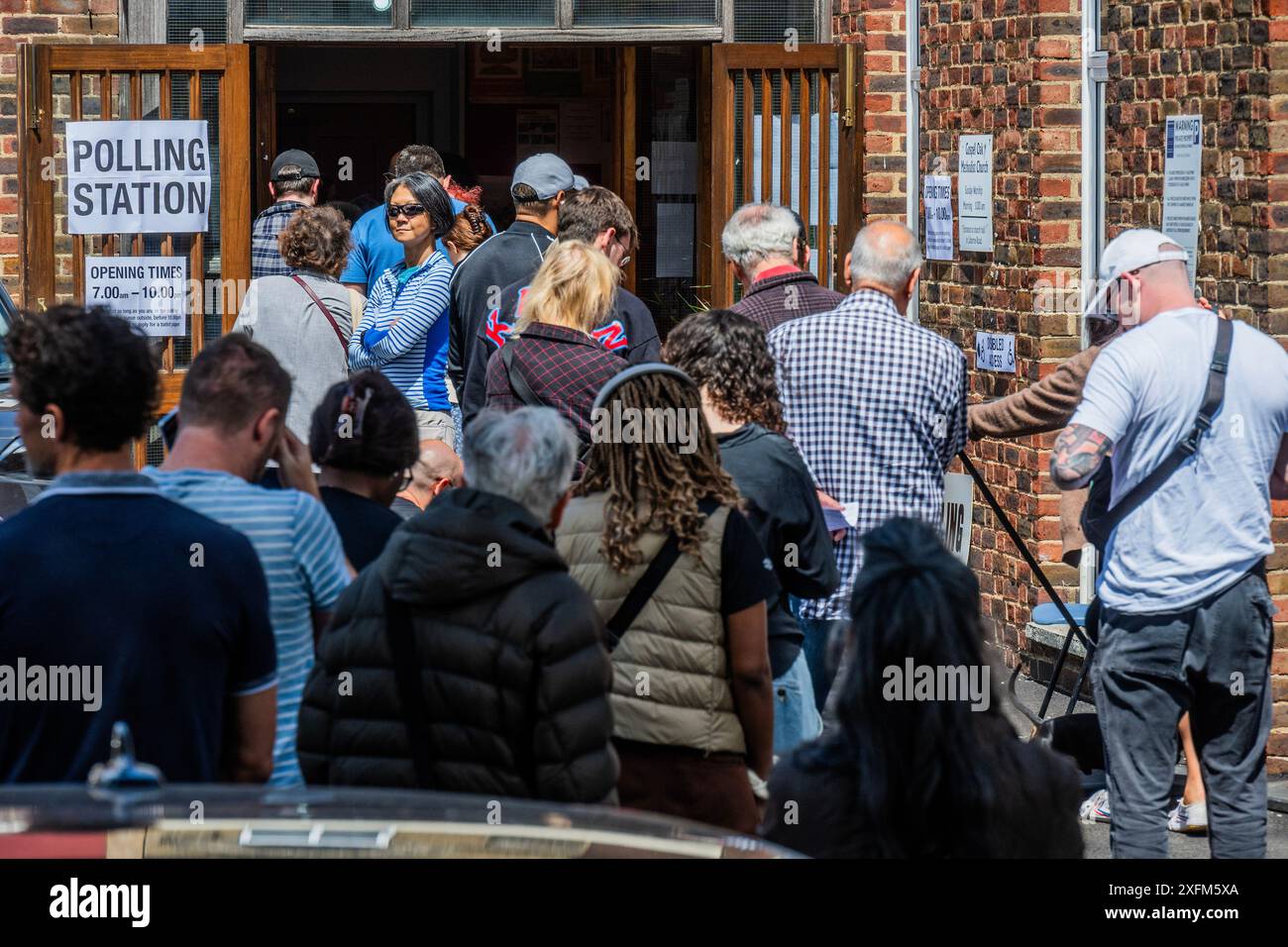 Londra, Regno Unito. 4 luglio 2024. Grandi code, comprese persone di tutte le età e background etnico, in un collegio elettorale nel collegio elettorale di Hampstead and Highgate, il cui deputato prima delle elezioni era Tulip Siddiq, laburista. Prima dei recenti cambiamenti di confine era la casa di Sir Keir Starmer, alcuni elettori erano confusi da questo. Crediti: Guy Bell/Alamy Live News Foto Stock