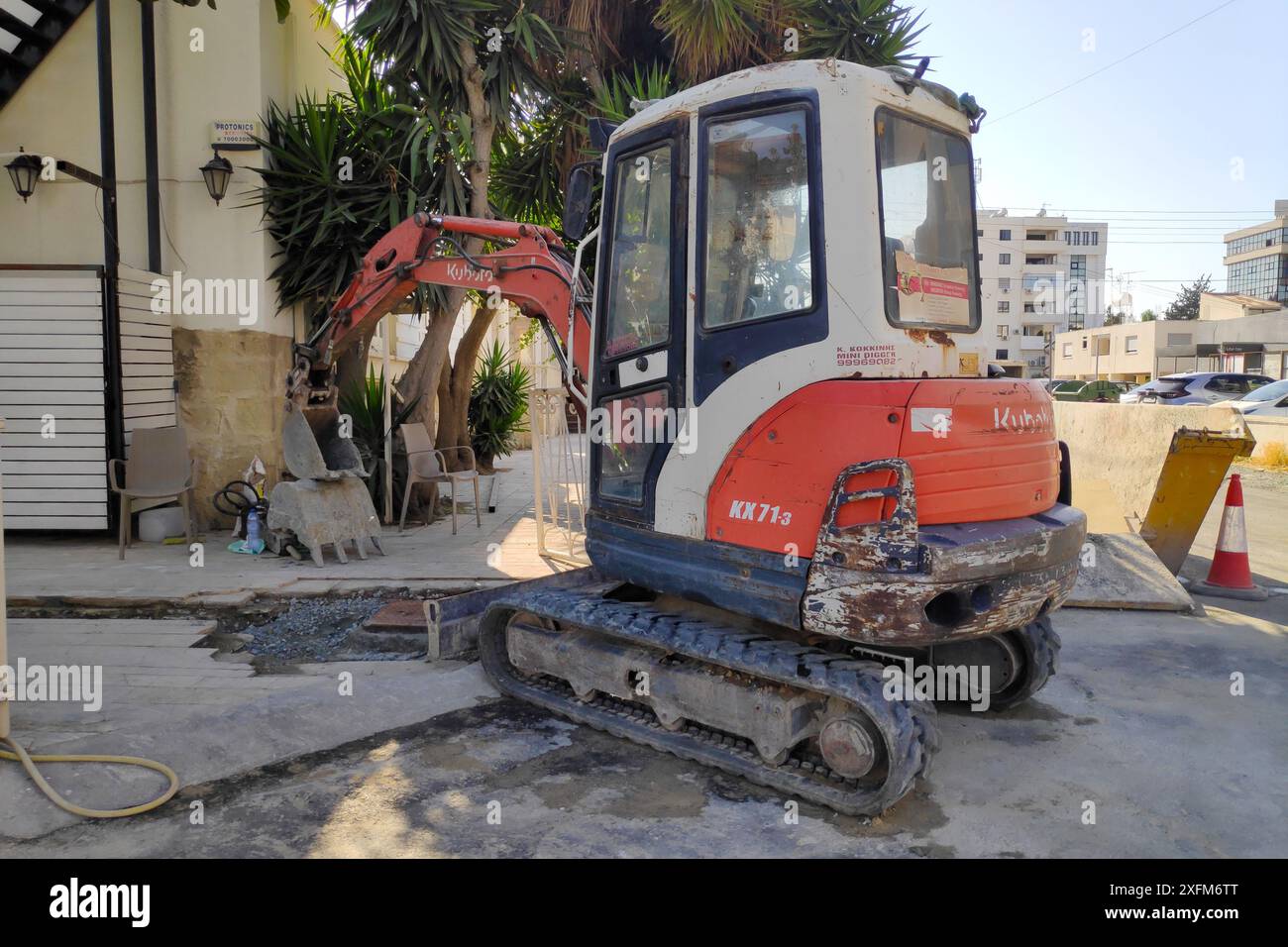 Larnaca, Cipro - 4 giugno 2024: Un miniescavatore Kubota KX71-3 fuori da un cantiere. Foto Stock