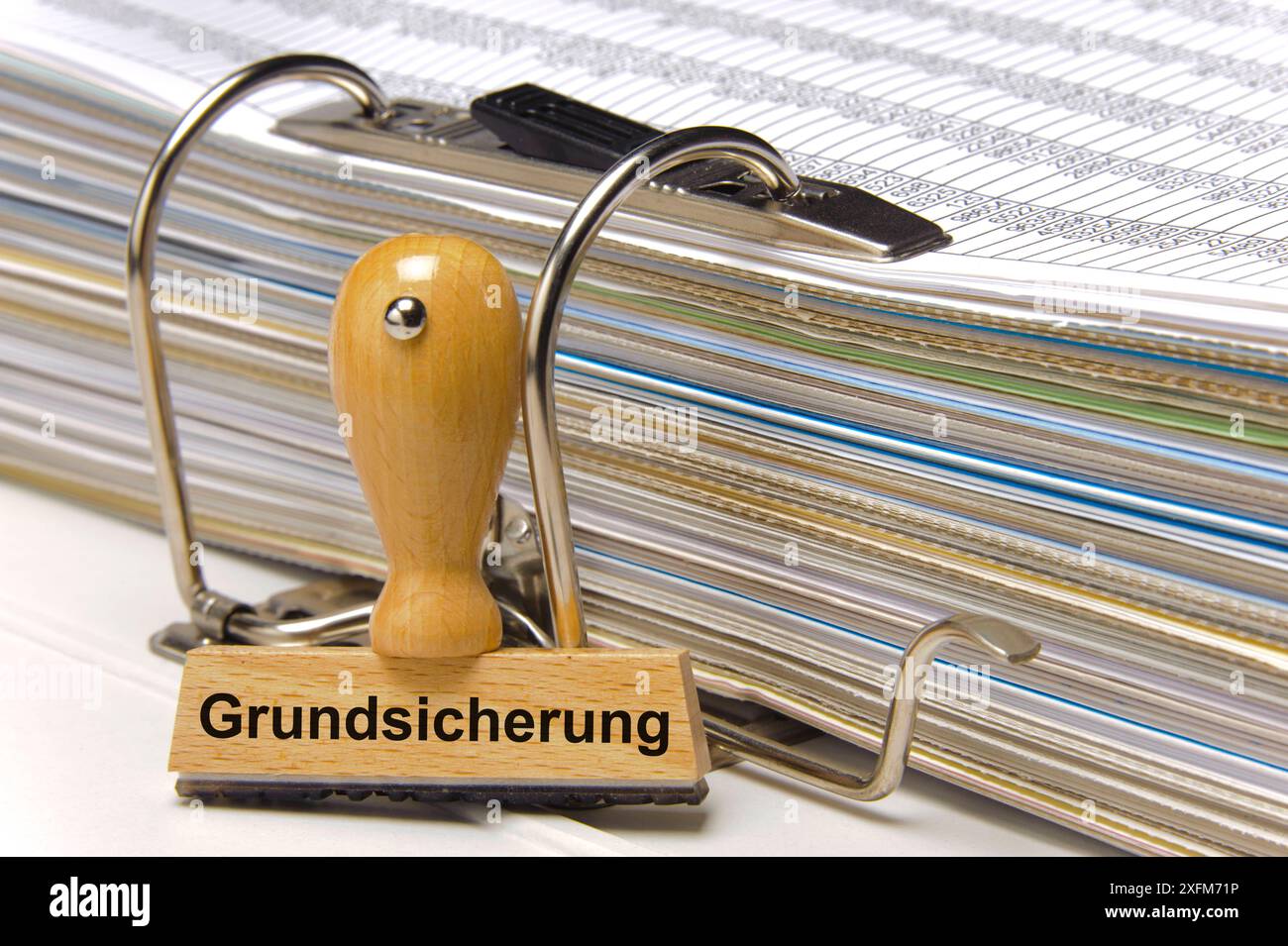 Grundsicherung Ein Holzstempel ist beschriftet mit dem Aufdruck: Grundsicherung *** sicurezza di base Un timbro di legno è inciso con la scritta Basic se Foto Stock