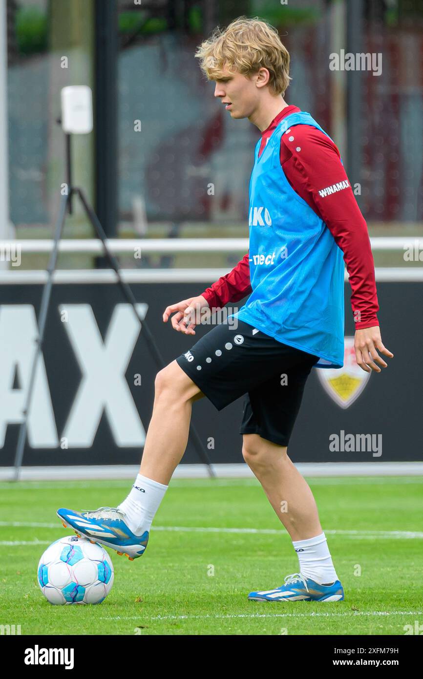 Stoccarda, Germania. 4 luglio 2024. Calcio, Bundesliga, calcio d'inizio allenamento VfB Stuttgart. Il nuovo ingaggio di Stoccarda, Frans Krätzig, in azione. Crediti: Marco Wolf/dpa/Alamy Live News Foto Stock