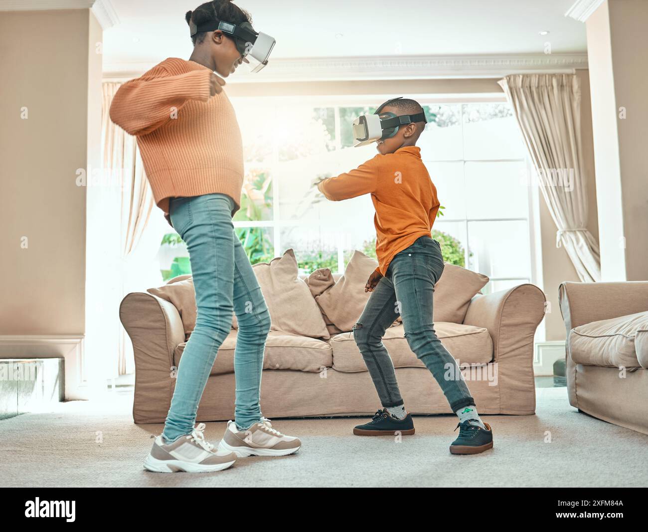 I bambini, la realtà virtuale e i videogame giocano a casa, gli utenti interattivi e online per la realtà aumentata o la fantasia. Fratelli, bambini e occhiali per il futuristico Foto Stock