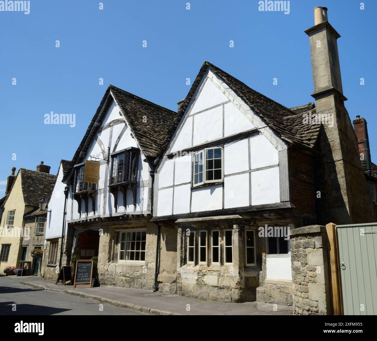 The Angel Inn, un edificio storico medievale di grado II, Church Street, Westbury, Wiltshire, Regno Unito, luglio 2016. Foto Stock