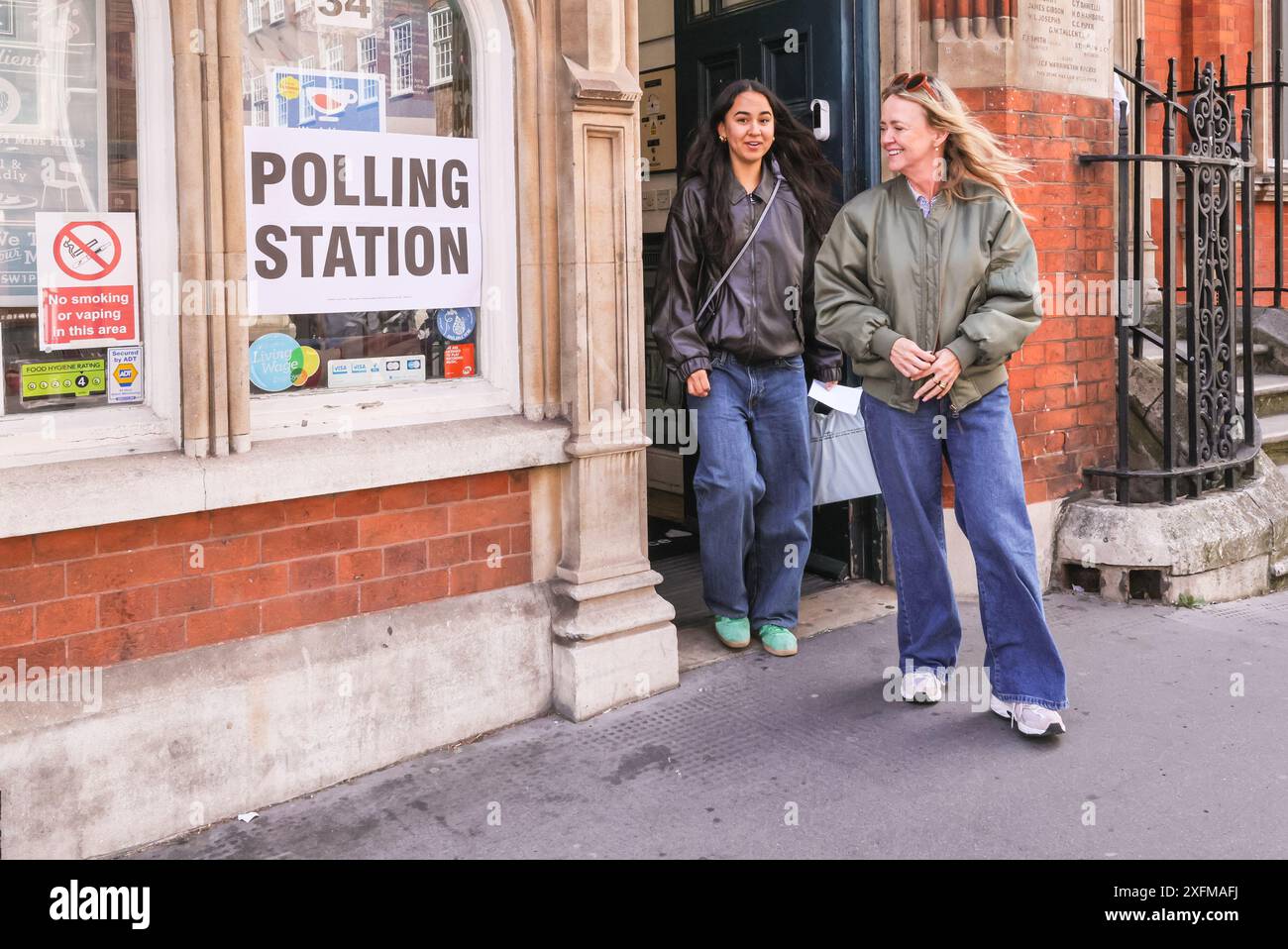 Londra, Regno Unito. 4 luglio 2024. Una stazione elettorale nel cuore di Westminster in Great Smith Street. Le persone entrano ed escono dai seggi elettorali nel centro di Londra per votare alle elezioni generali del 2024. Crediti: Imageplotter/Alamy Live News Foto Stock