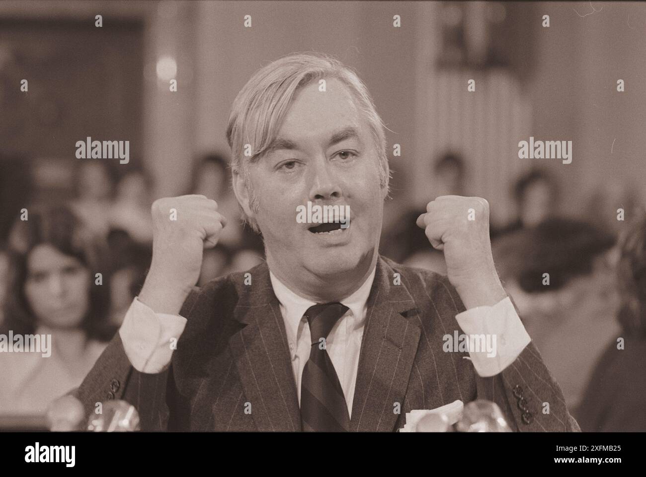 Daniel Patrick Moynihan, parlando dietro i microfoni, gestendo con le mani, probabilmente in una riunione della commissione per le relazioni estere del Senato. USA, 1976 marzo 25. Di M.S. Trikosko Daniel Patrick Moynihan (1927 – 2003) è stato un politico e diplomatico statunitense. Membro del Partito Democratico, rappresentò New York al Senato degli Stati Uniti dal 1977 al 2001 dopo essere stato consigliere del presidente Richard Nixon e ambasciatore degli Stati Uniti in India e alle Nazioni Unite Foto Stock