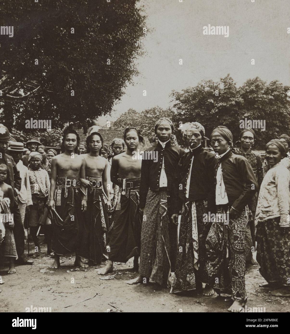 Foto d'epoca dei signori giavanesi. L'estremo del vestito, Java. 1902 Foto Stock