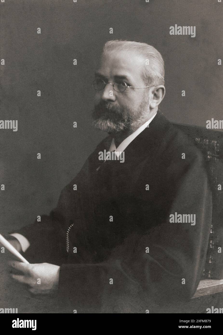Ritratto di Ferdinand Georg Frobenius. 1910 Ferdinand Georg Frobenius (1849 – 1917) è stato un matematico tedesco, noto per i suoi contributi alla teoria delle funzioni ellittiche, alle equazioni differenziali, alla teoria dei numeri e alla teoria dei gruppi. È noto per le famose identità determinanti, note come formule Frobenius-Stickelberger, che regolano le funzioni ellittiche e per lo sviluppo della teoria delle forme biquadratiche. Foto Stock