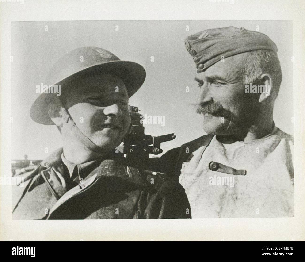 Seconda guerra mondiale, padre e figlio. Esercito polacco in Iran. 1943 Esercito polacco di Anders. Nella seconda parte del 1942 Stalin accettò il trasferimento delle formazioni polacche sul fronte mediorientale. L'esercito di Anders attraversò il corridoio persiano fino a Pahlavi, in Iran. Circa 77.000 combattenti e 41.000 civili - cittadini polacchi - hanno lasciato l'URSS. L'esercito di Anders passò quindi dal controllo sovietico a quello del governo britannico e si unì alle forze armate polacche in Occidente, formando il grosso di quello che sarebbe diventato il secondo corpo polacco. Foto Stock