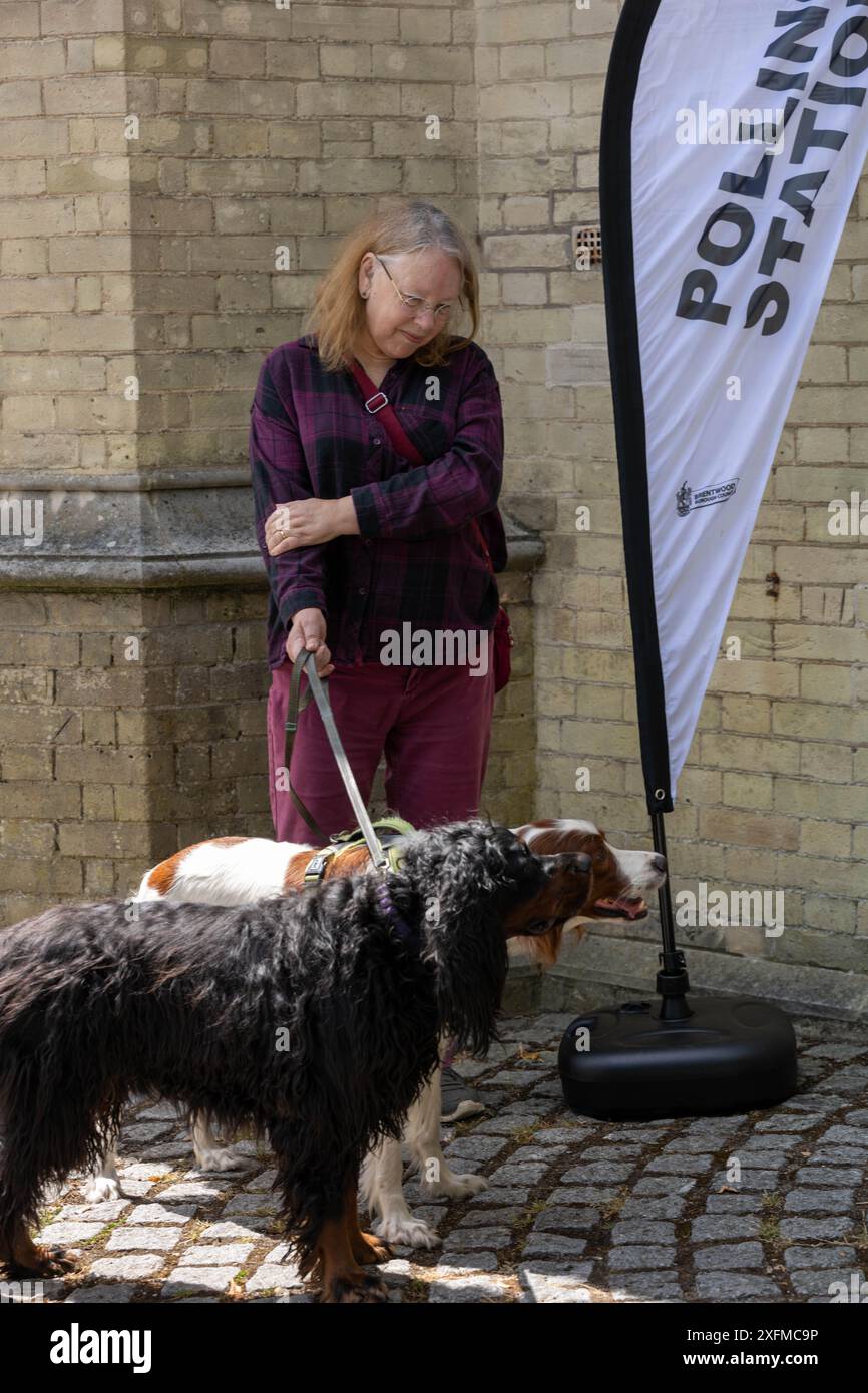 Brentwood Essex 4 luglio 2024 cani in una stazione elettorale Brentwood Essex crediti: Ian Davidson/Alamy Live News Foto Stock