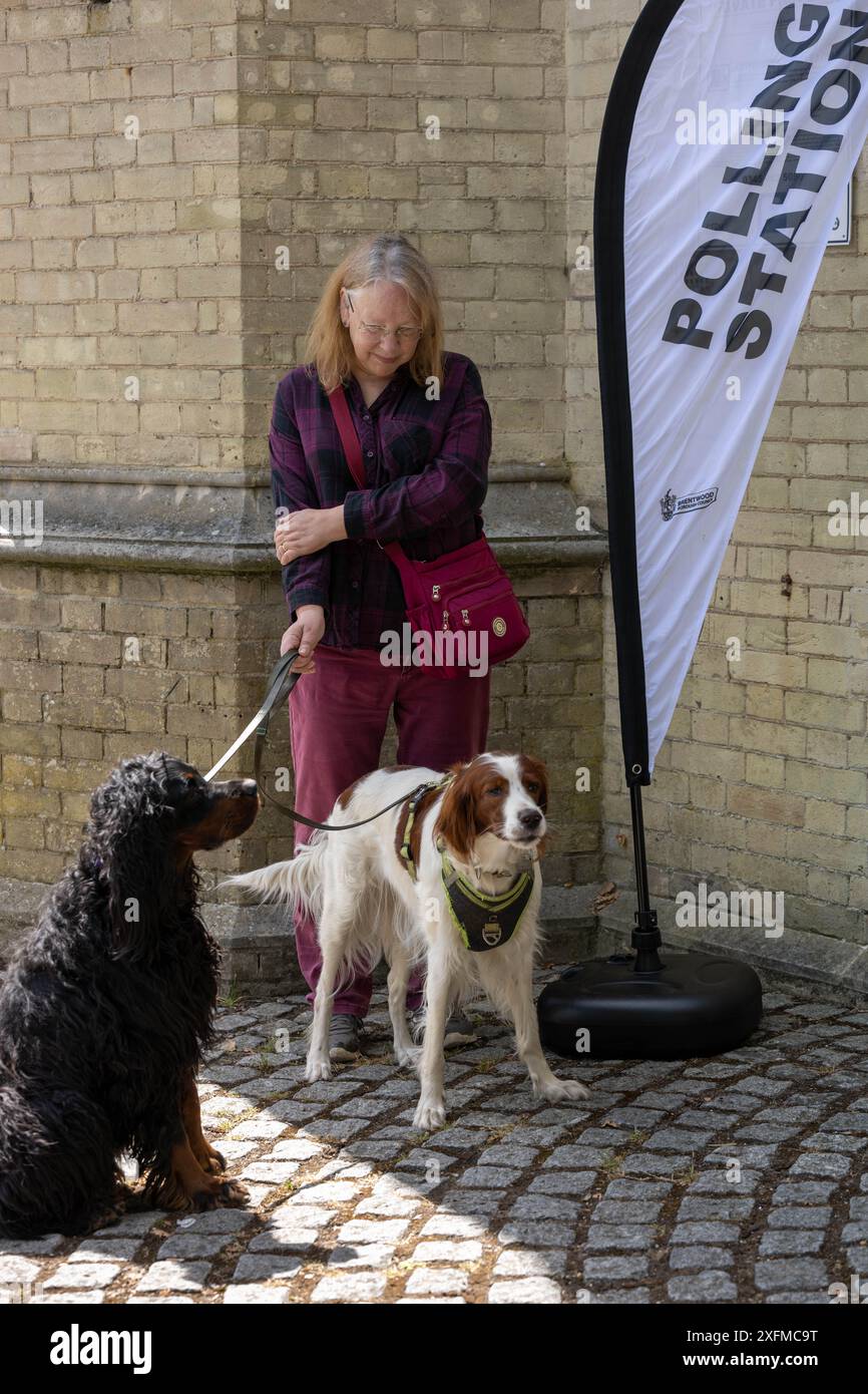 Brentwood Essex 4 luglio 2024 cani in una stazione elettorale Brentwood Essex crediti: Ian Davidson/Alamy Live News Foto Stock