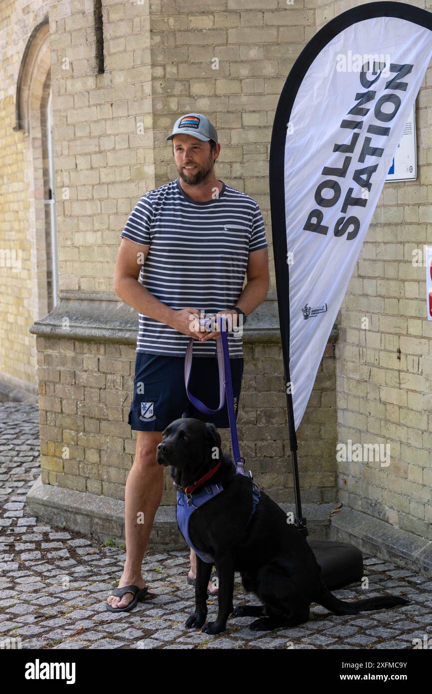 Brentwood Essex 4 luglio 2024 cani in una stazione elettorale Brentwood Essex crediti: Ian Davidson/Alamy Live News Foto Stock