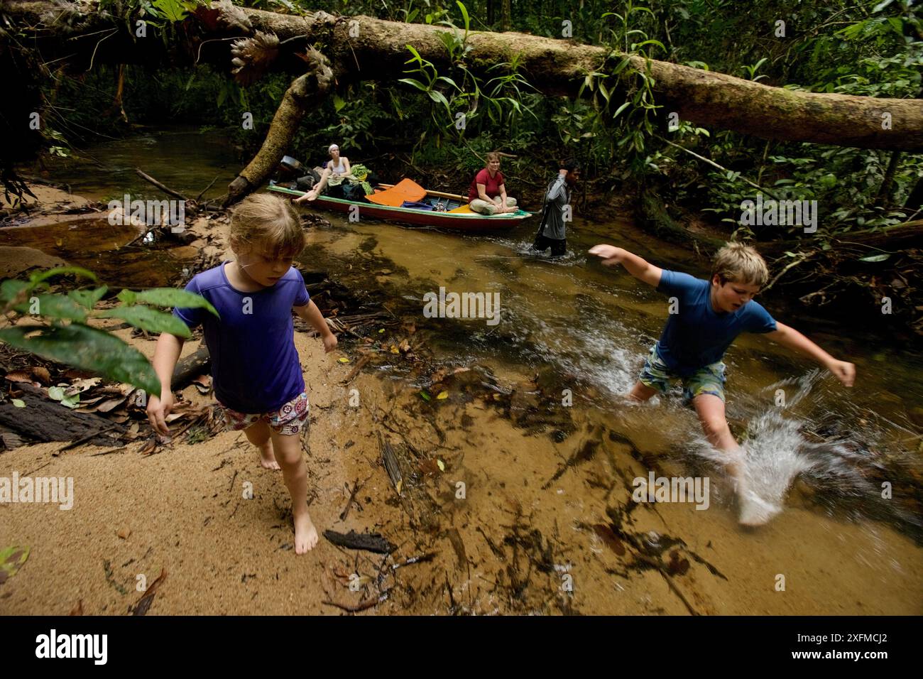 Jessica e Russell Laman si dirigono avanti mentre altri membri della squadra fanno un'escursione e portano la barca carica sul fiume Air Putih, nel parco nazionale Gunung Palung. Agosto 2010 Foto Stock