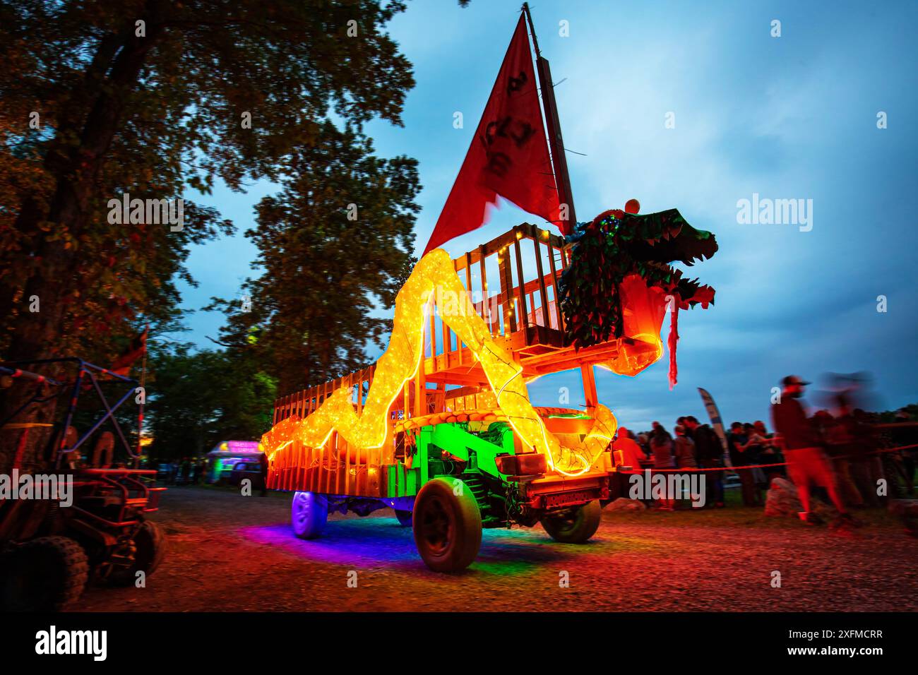 Festa della magia illuminata di notte con decorazioni Foto Stock