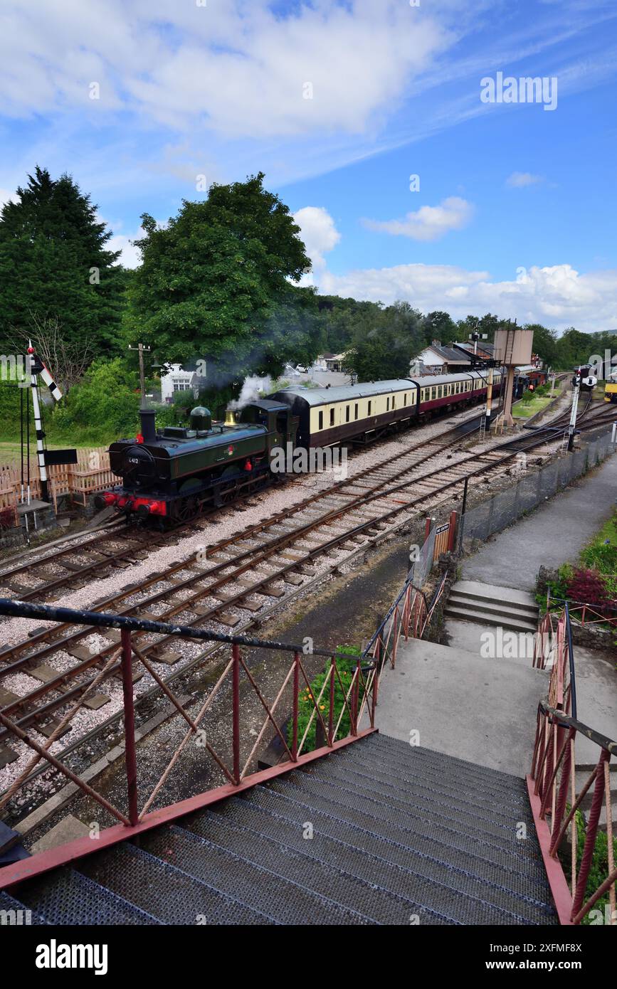 Il carro armato GWR classe 6400 Pannier n. 6412 attende di lasciare Buckfastleigh sulla South Devon Railway con un treno per Totnes. Foto Stock