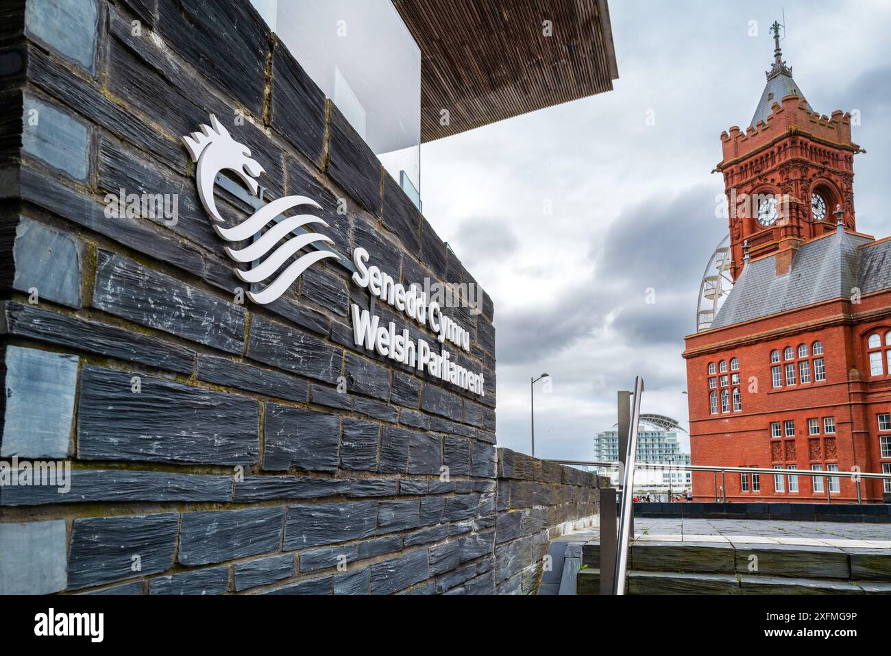 Cardiff, Regno Unito - 23 giugno 2024: Edificio del Parlamento gallese, costruito in ardesia locale, Cardiff, Galles. Noto come Senedd. Il mattone rosso costruito da Pierhead Foto Stock