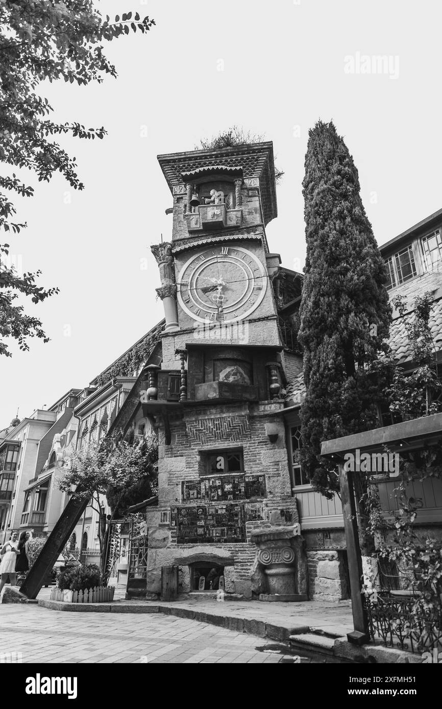 Tbilisi, Georgia - 17 GIUGNO 2024: La Torre dell'Orologio del Rezo Gabriadze Marionette Theater è un punto di riferimento unico e iconico situato a Tbilisi, Georgia Foto Stock