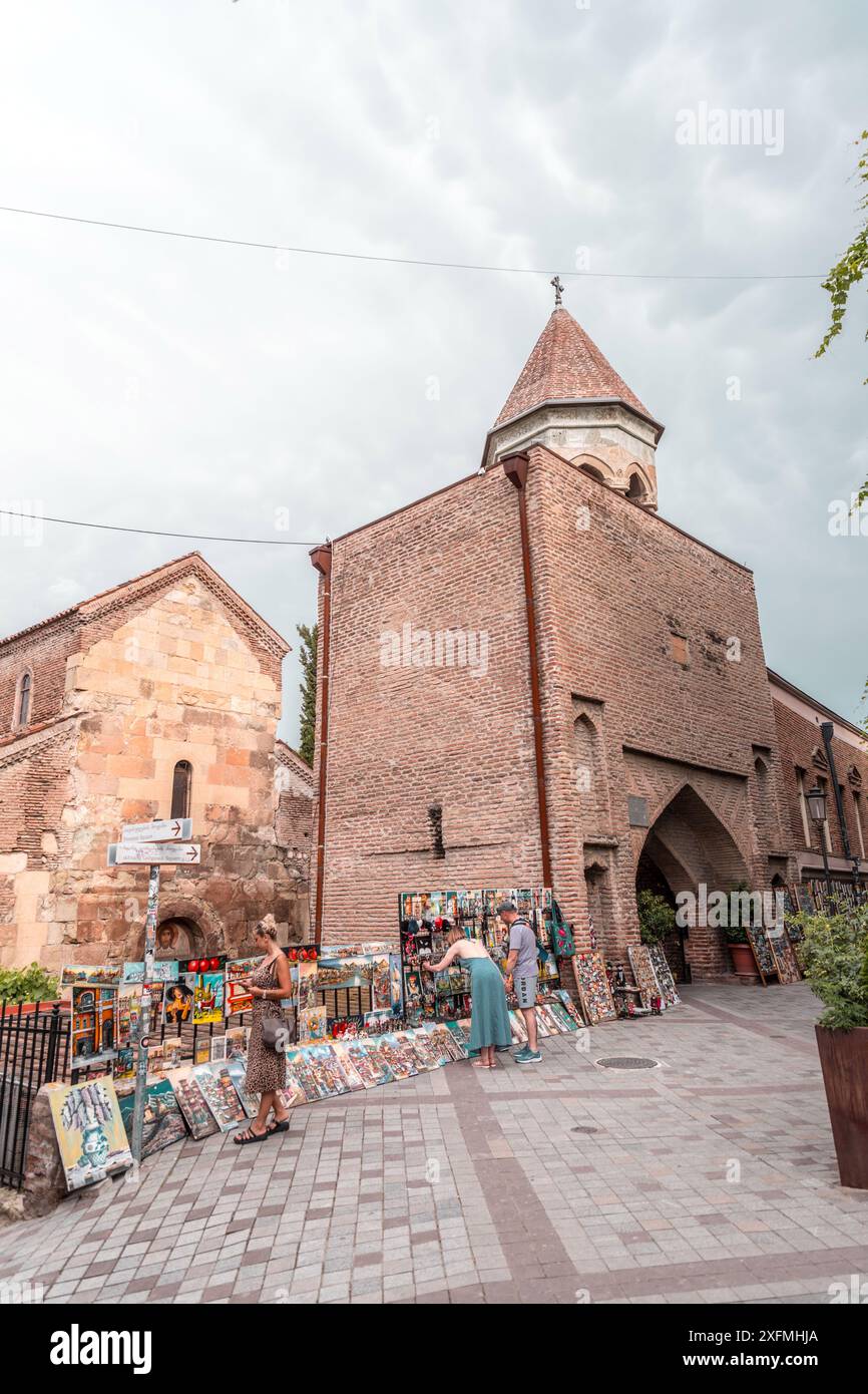 Tbilisi, Georgia - 17 GIUGNO 2024: La basilica di Santa Maria Anchiskhati è la più antica chiesa sopravvissuta a Tbilisi, Georgia. Appartiene alla o georgiana Foto Stock