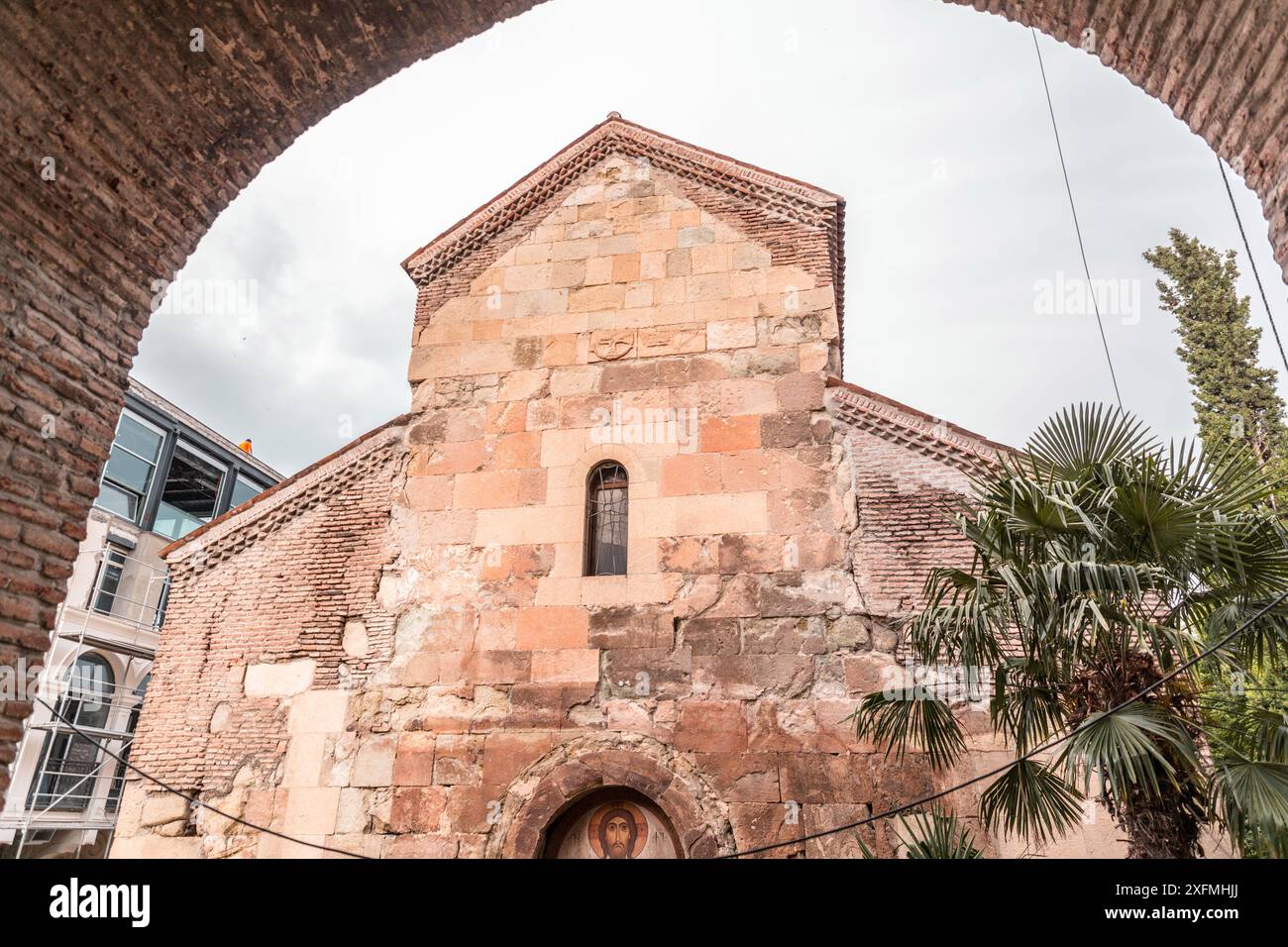 Tbilisi, Georgia - 17 GIUGNO 2024: La basilica di Santa Maria Anchiskhati è la più antica chiesa sopravvissuta a Tbilisi, Georgia. Appartiene alla o georgiana Foto Stock