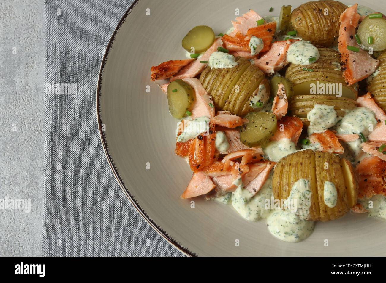 Insalata di patate Hasselback con crocchette e trota di salmone Foto Stock