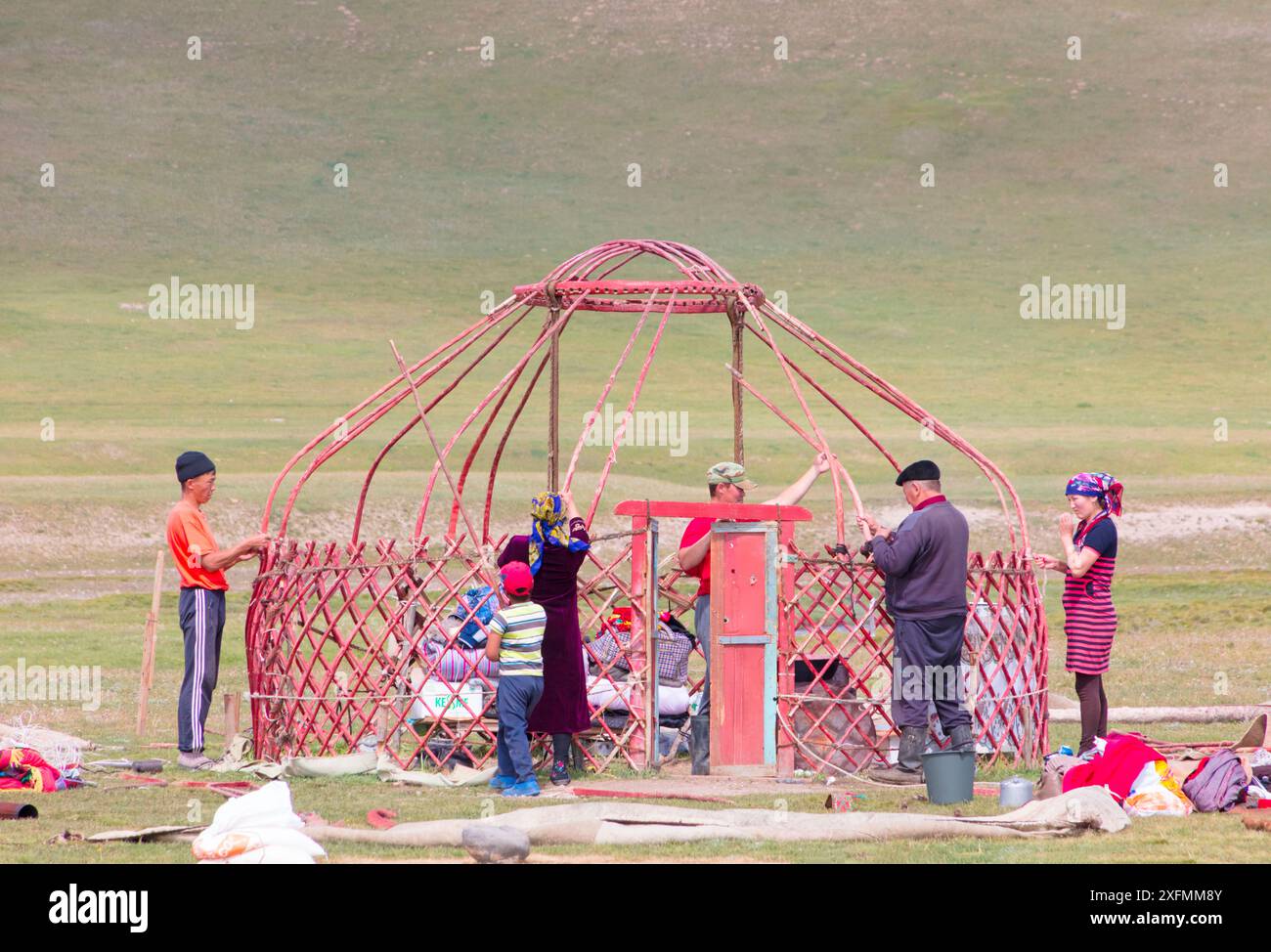 Famiglia kirghisa che erige una yurta tradizionale. Kirghizistan, agosto 2016. Foto Stock