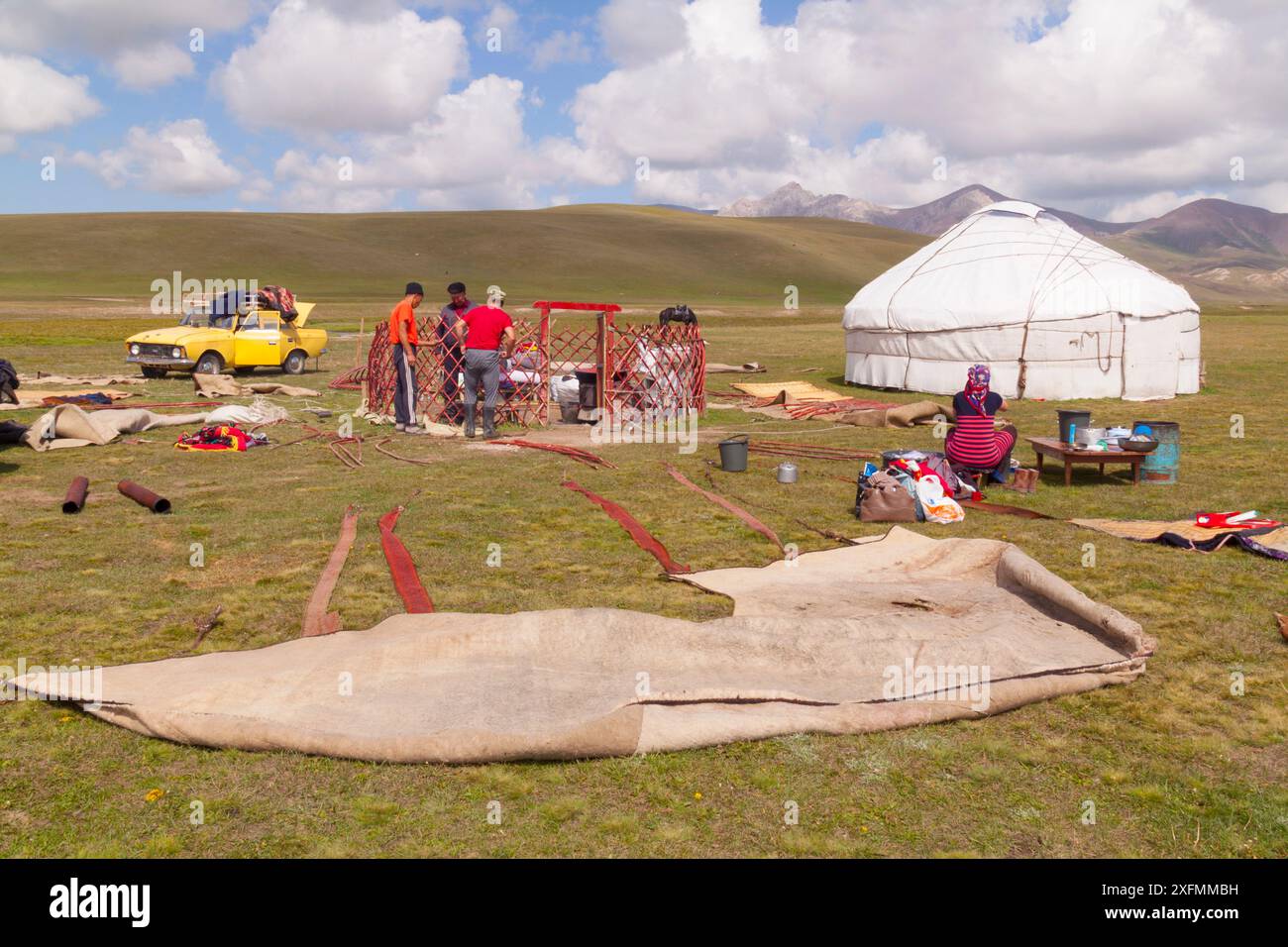 Famiglia kirghisa che erige una yurta tradizionale. Kirghizistan. Agosto 2016. Foto Stock