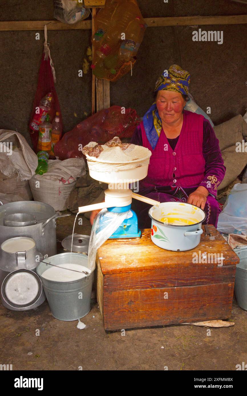 Donna kirghisa che fa la crema. Kirghizistan. Agosto 2016. Foto Stock