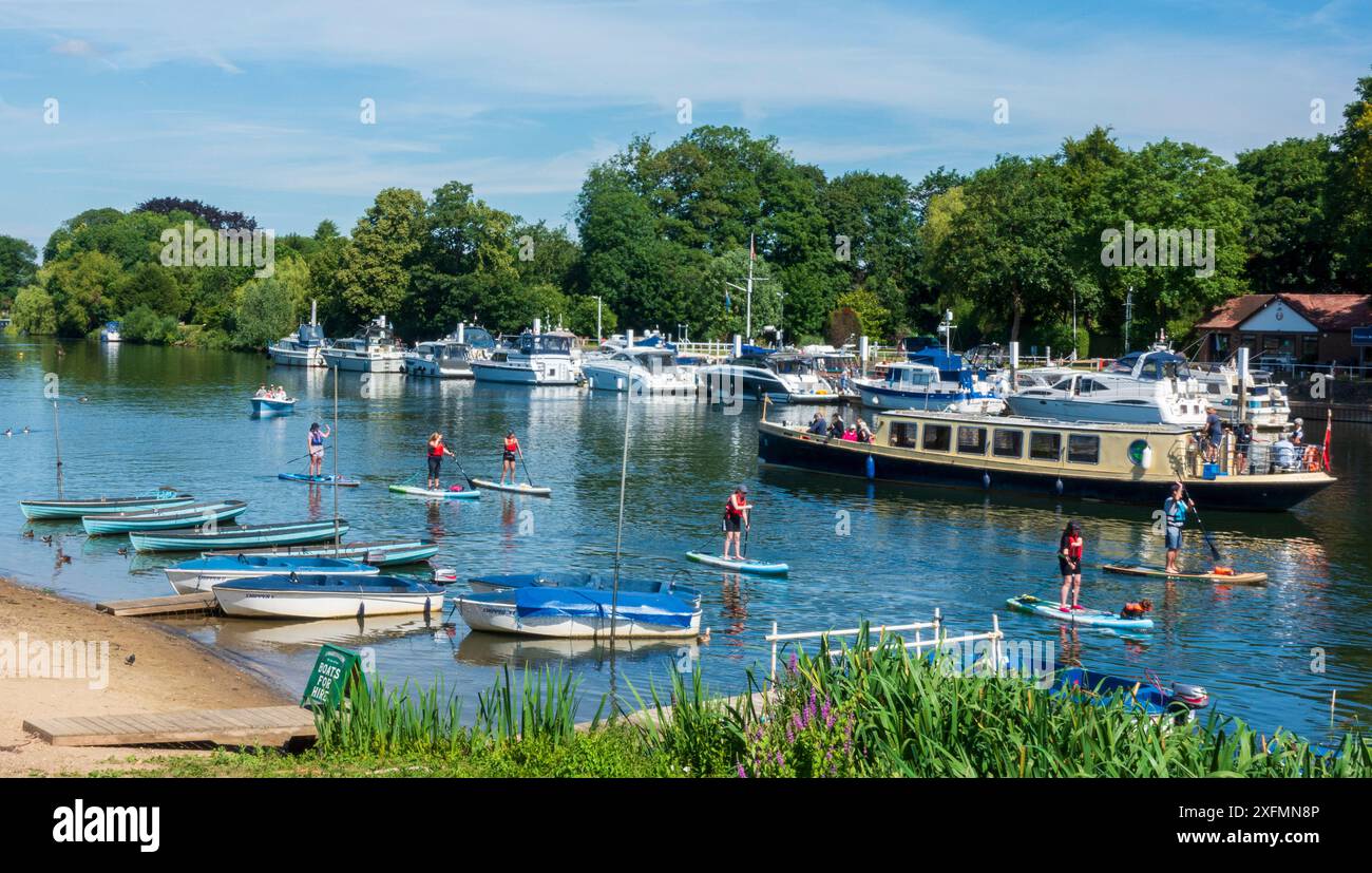 Barche e pagaie sul Tamigi in estate a East Molesey, Inghilterra Foto Stock