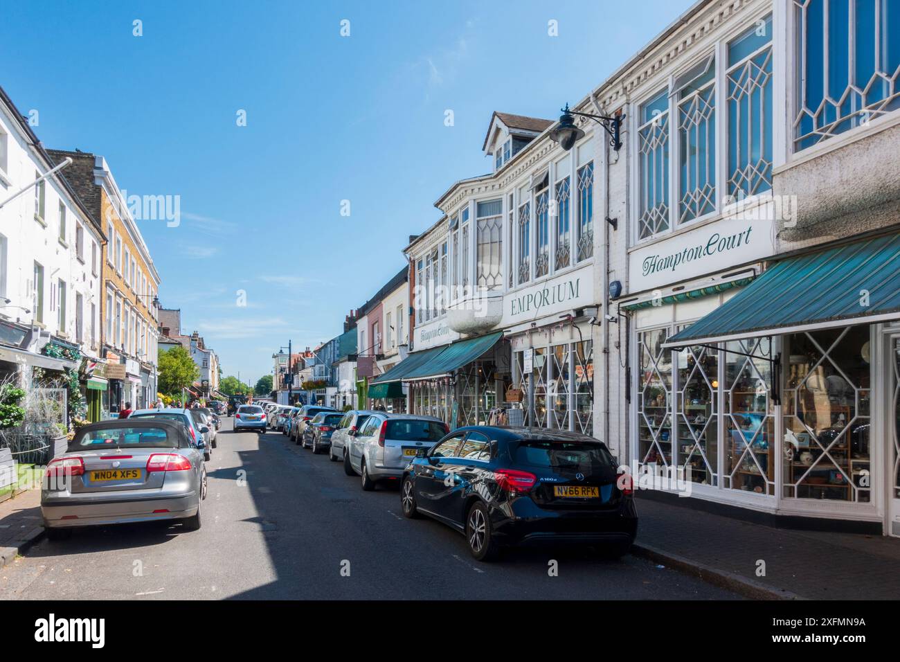 Bridge Street nel villaggio di Hampton Court, East Molesey Foto Stock