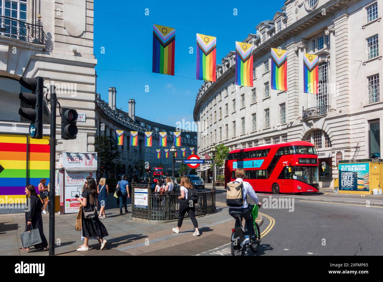 Ammira Regent Street, Londra, con le bandiere davanti al 2024 Pride Parade Foto Stock