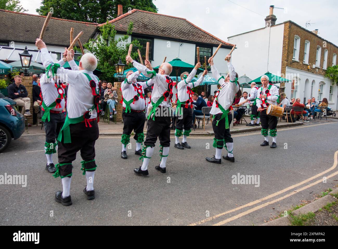 I Morris Dancers si esibiscono di fronte a un pub inglese Foto Stock