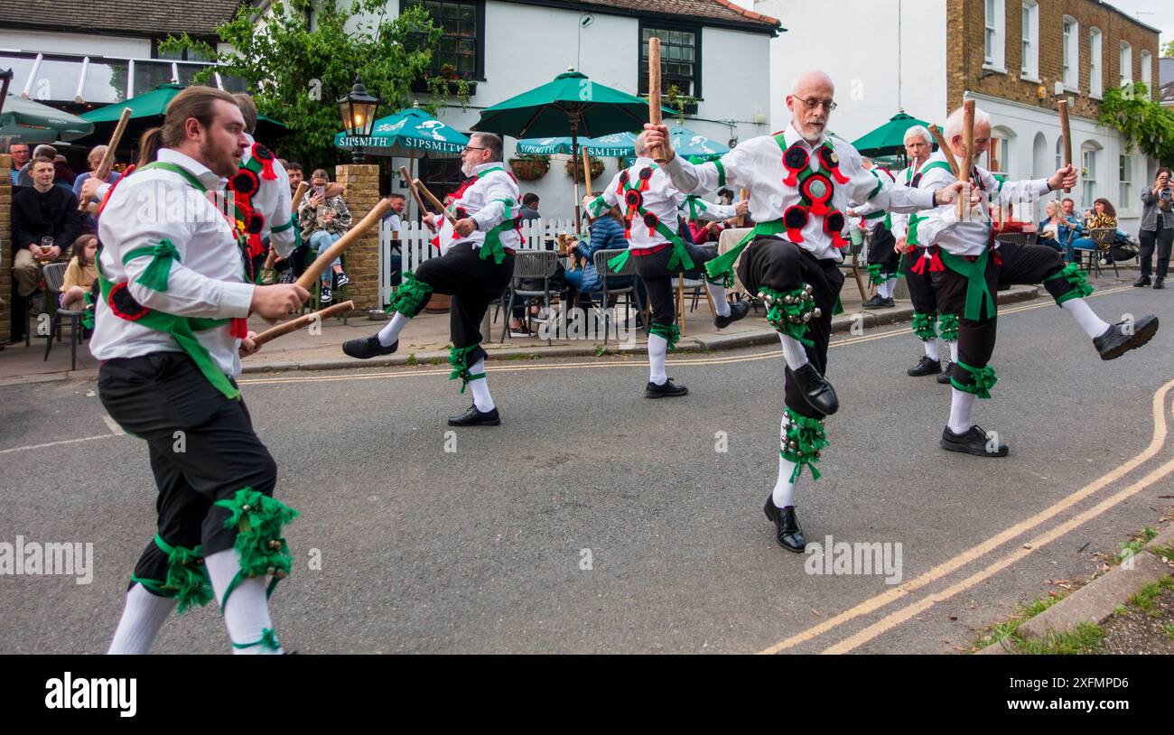 I Morris Dancers si esibiscono di fronte a un pub inglese Foto Stock