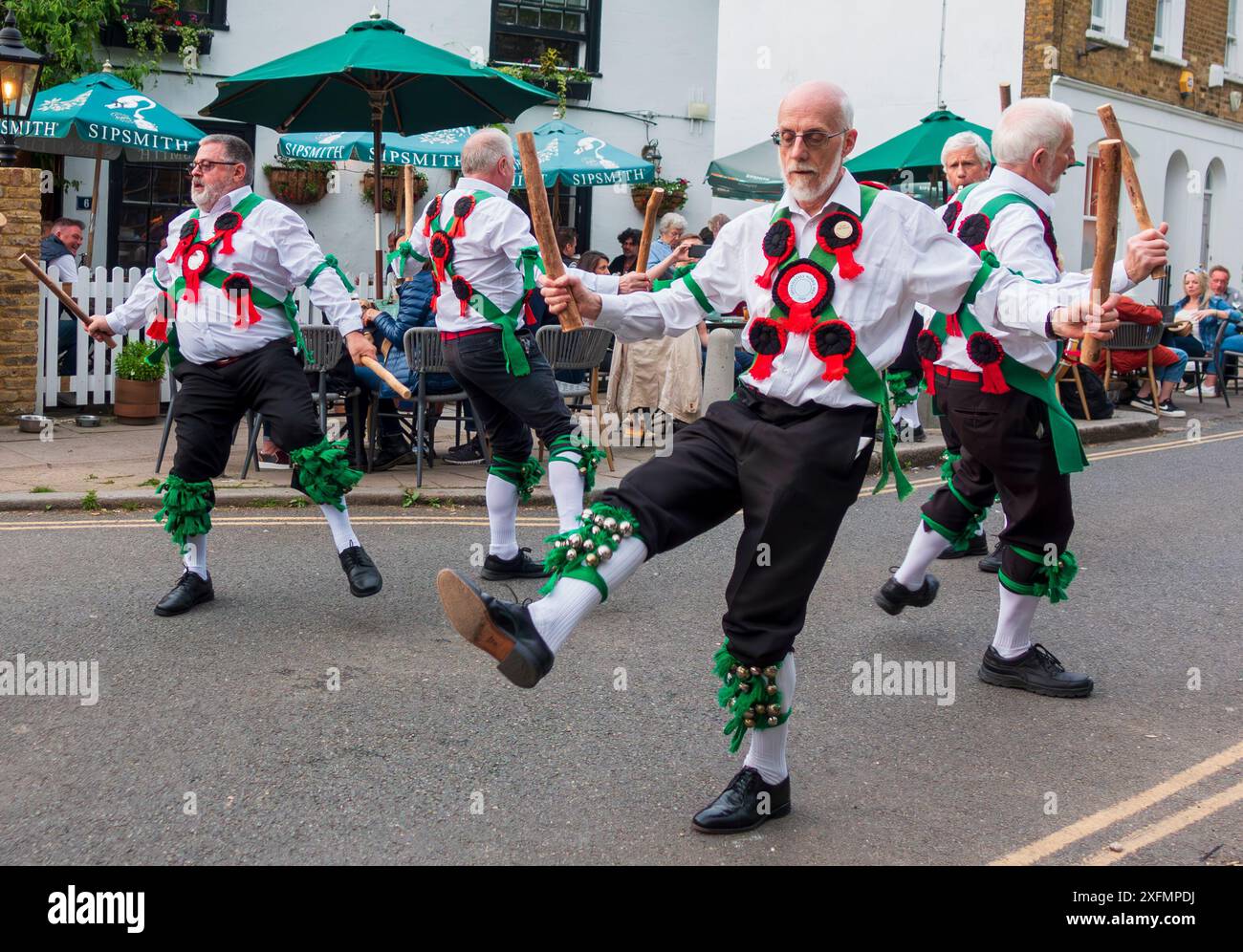 I Morris Dancers si esibiscono di fronte a un pub inglese Foto Stock