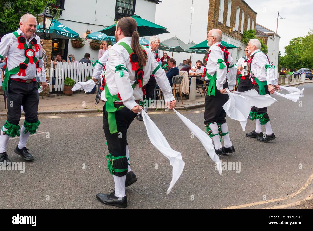 I Morris Dancers si esibiscono di fronte a un pub inglese Foto Stock