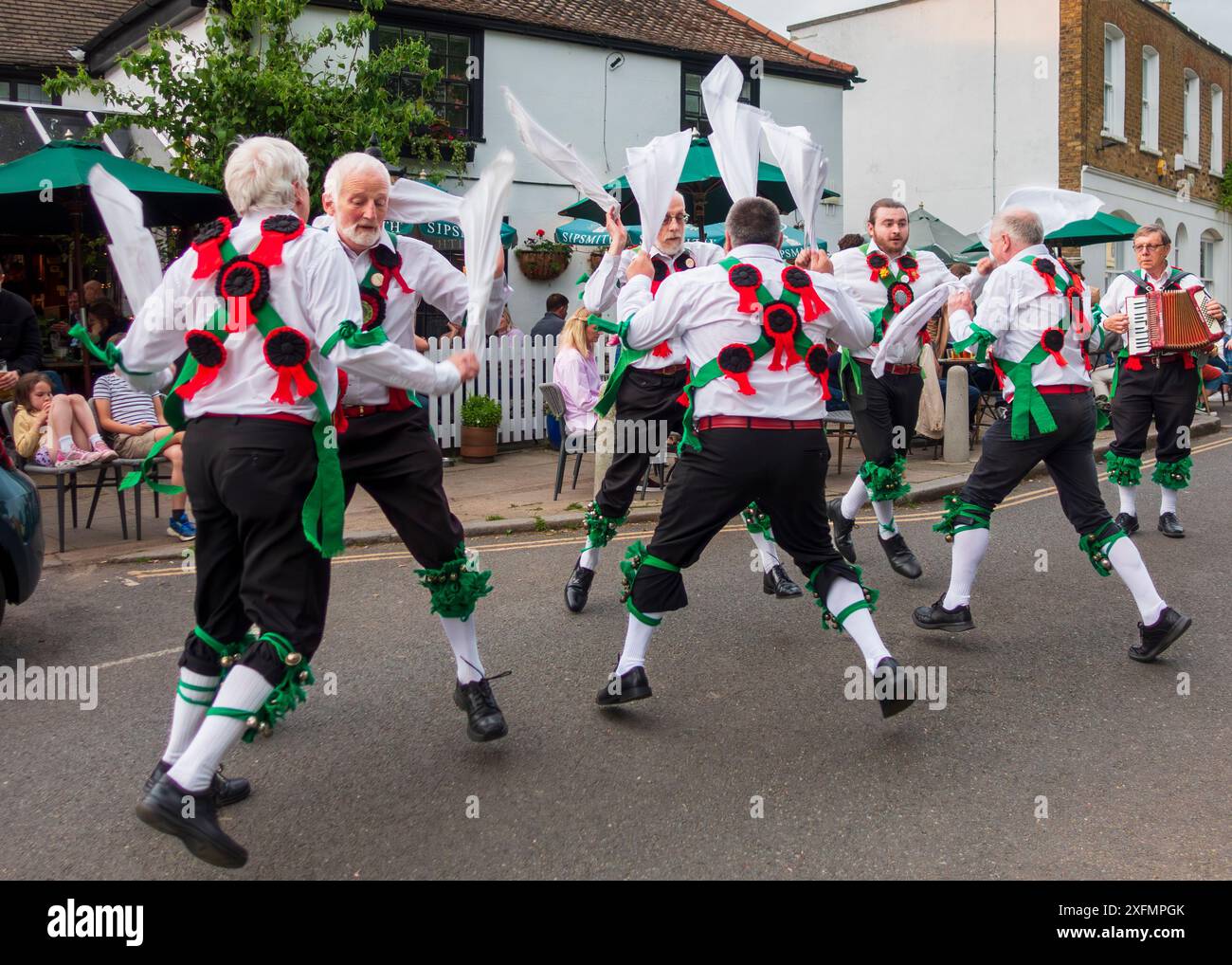I Morris Dancers si esibiscono di fronte a un pub inglese Foto Stock